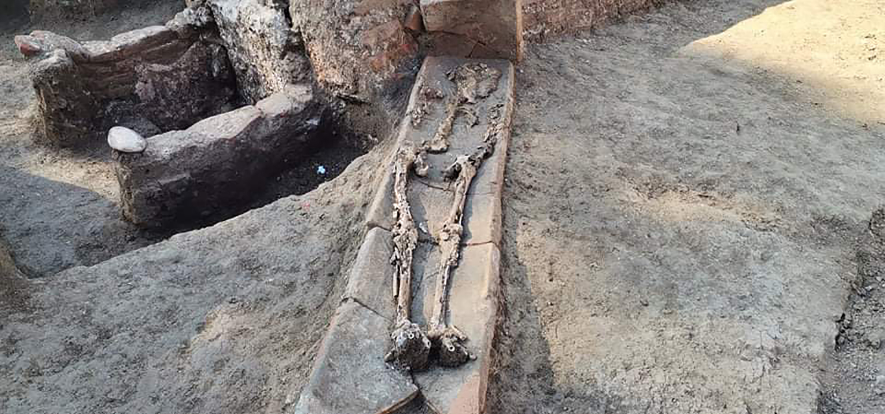 Niš, arheološki lokalitet u Nišu, zena je Tanja Miladinovic a muškarac arheolog Aleksić