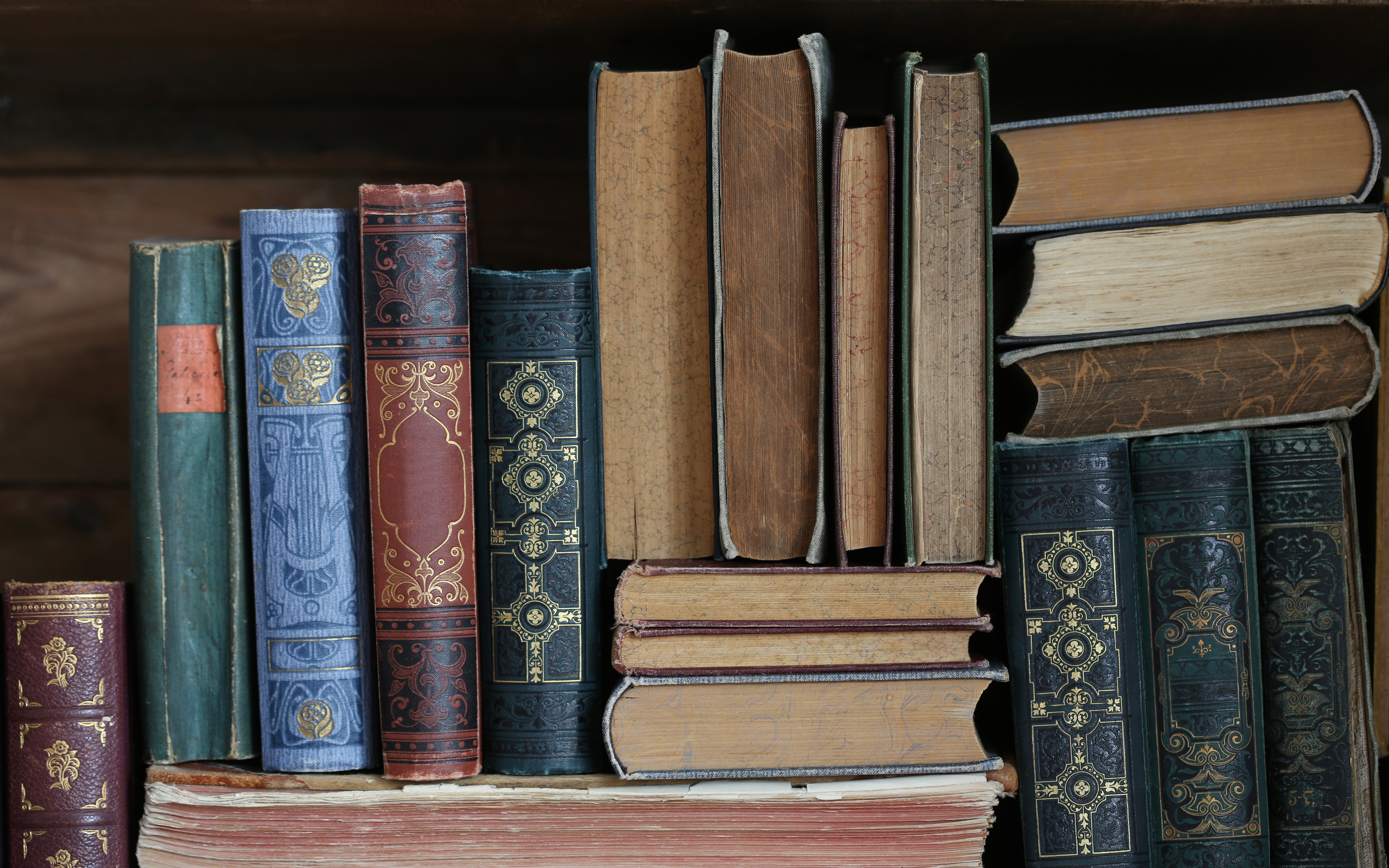 Old,Books,On,Wooden,Shelf.