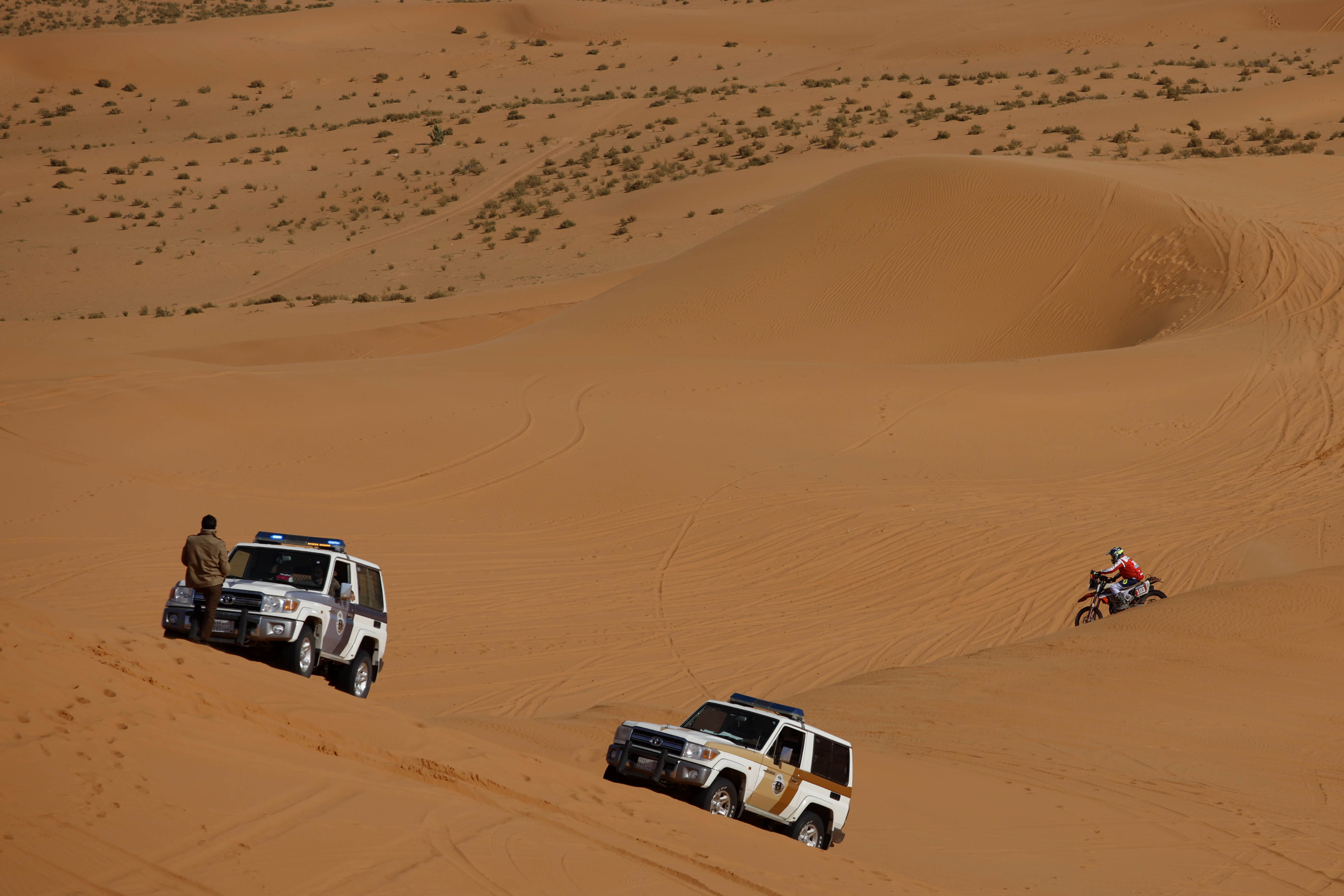 epa09676200 Saudi Police patrol during the stage 7 of the Rally Dakar 2022 between Riyadh and Riyadh, in Saudi Arabia, 09 January 2022.  EPA-EFE/YOAN VALAT