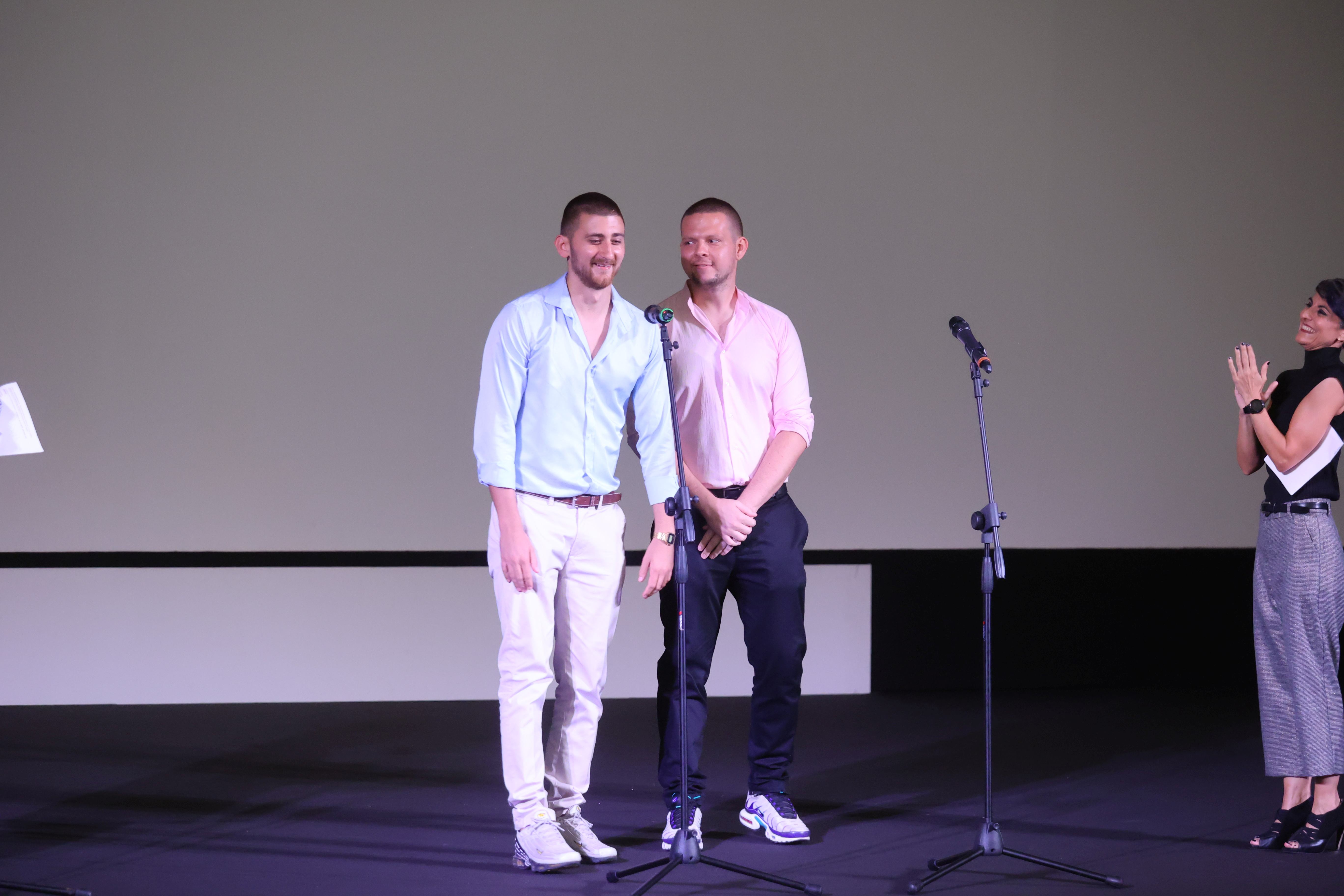 U prilogu su saopštenje i fotografije povodom svetske premijere filma „Da li ste videli ovu ženu?” Dušana Zorića i Matije Gluščevića na 79. Venecijanskom filmskom festivalu, kojoj je prisustvovala potpredsednica Vlade Republike Srbije