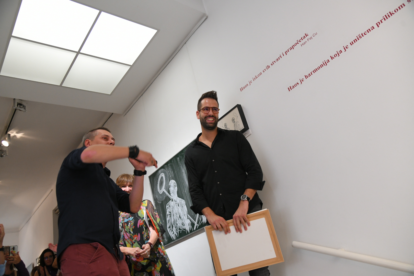 Beograd, 13.09.2022. Galerija Haos, izložba „Anđeli tame“ Andreja Josifovskog – Pijaniste, Andrej Josifovski, Pijanista Foto: Nemanja Jovanović/Nova.rs