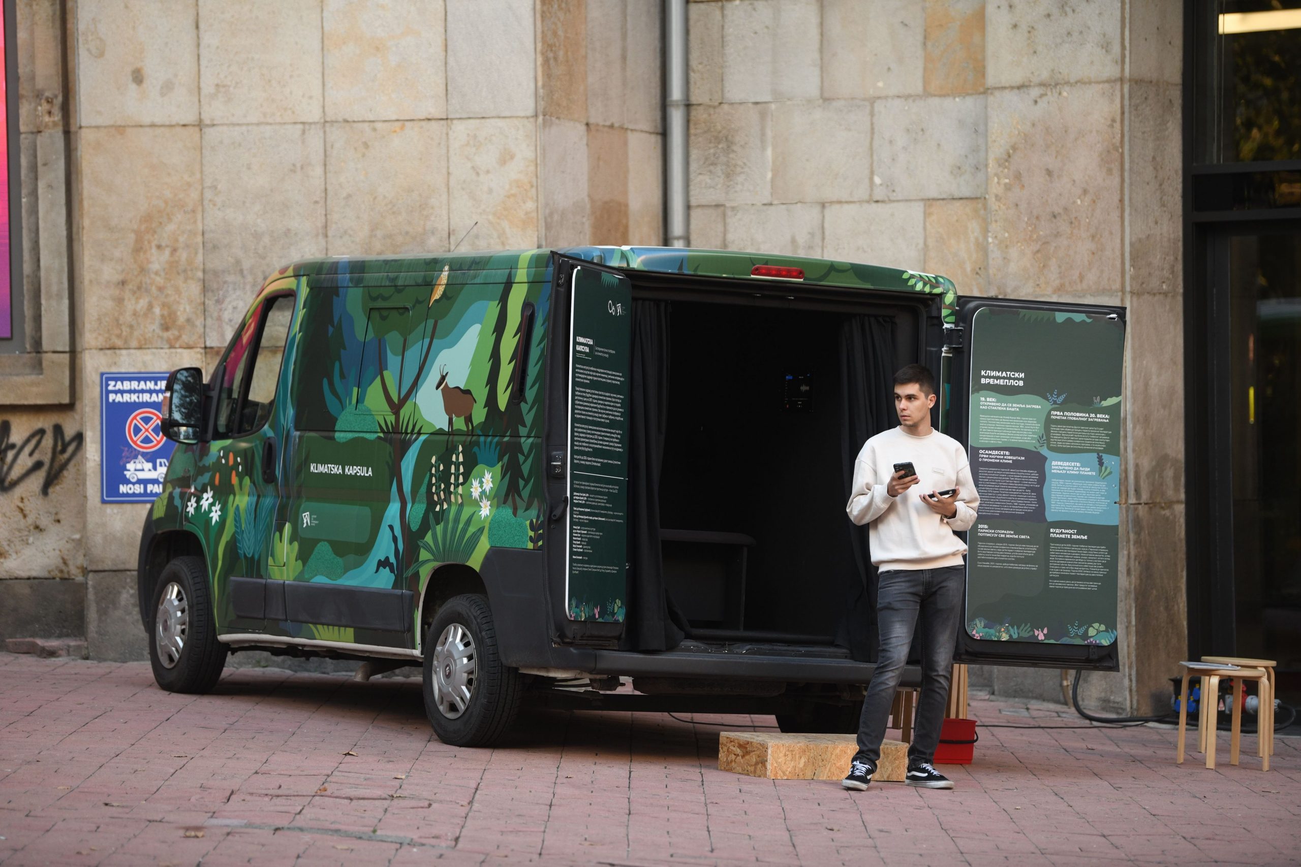 Beograd 23.09.2022. Bitef Kapsula performans, Klimatski vremeplov ispred Doma Sindikata