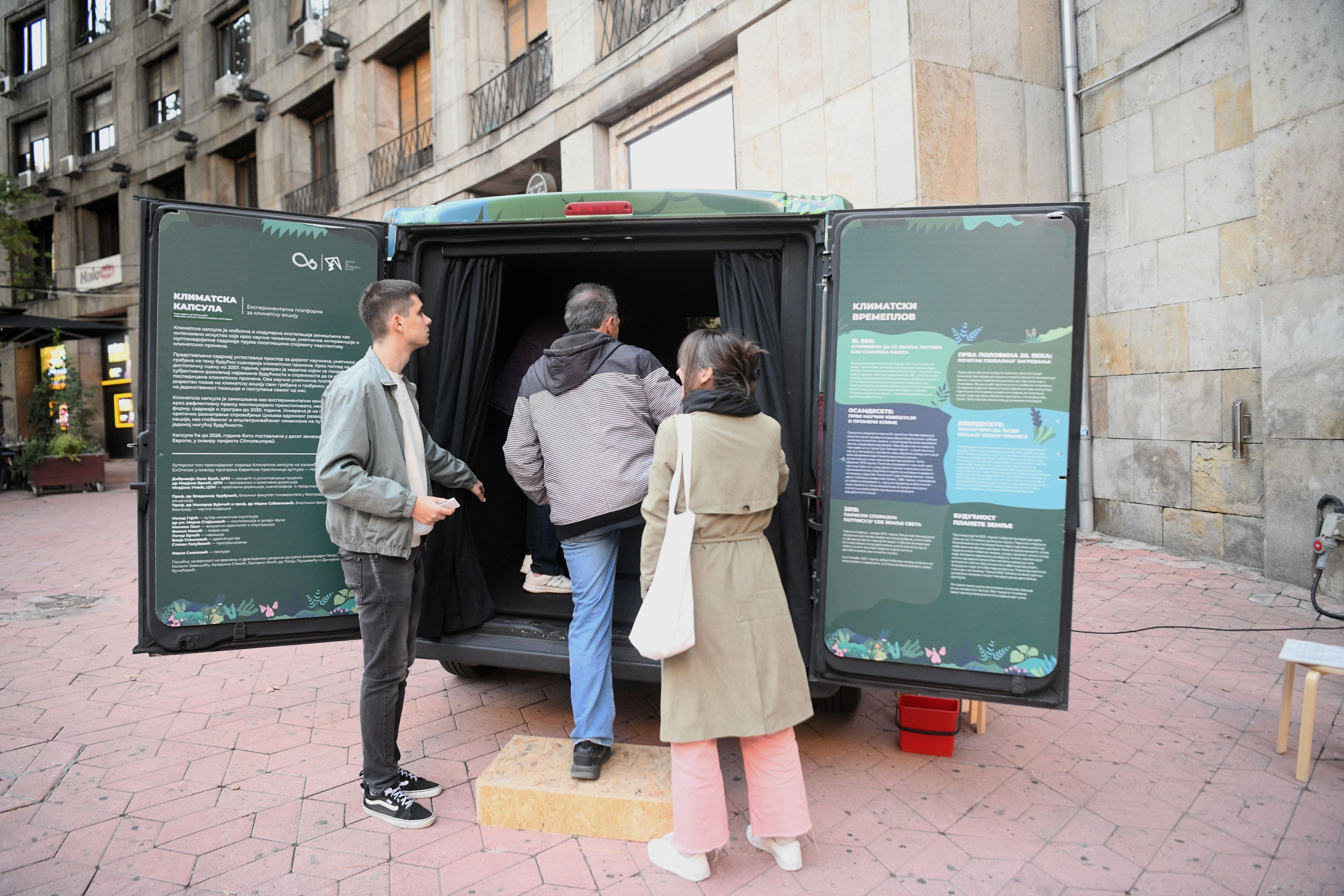 Beograd 23.09.2022. Bitef Kapsula performans, Klimatski vremeplov ispred Doma Sindikata