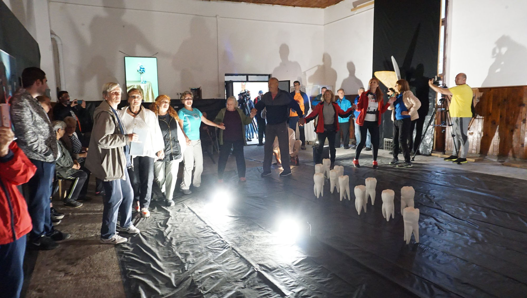 “Kritika na selu”, najnovija multimedijalna akcija Beogradske umetničke radionice –
BURA; Dom kulture Dojkinci (Stara planina); selekcija: Dragana Nikoletić; postavka:
Radmila Duda Ludošan, asistent Dragan Ilić-Čaki