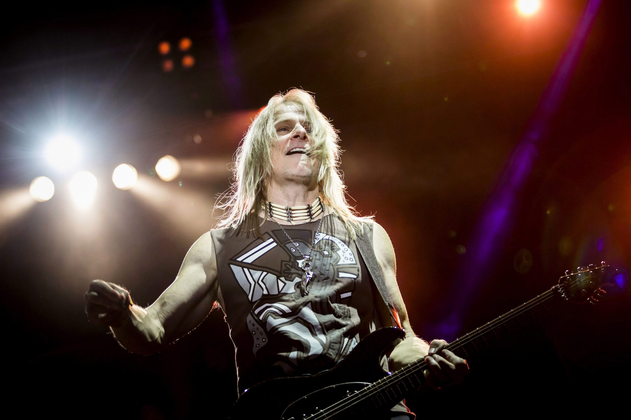 epa03812781 US guitarist Steve Morse of the rock band Deep Purple performs during their concert at the Fezen festival in Szekesfehervar, Hungary, late 03 August 2013. The festival ended on 03 August.  EPA/BALAZS MOHAI HUNGARY OUT