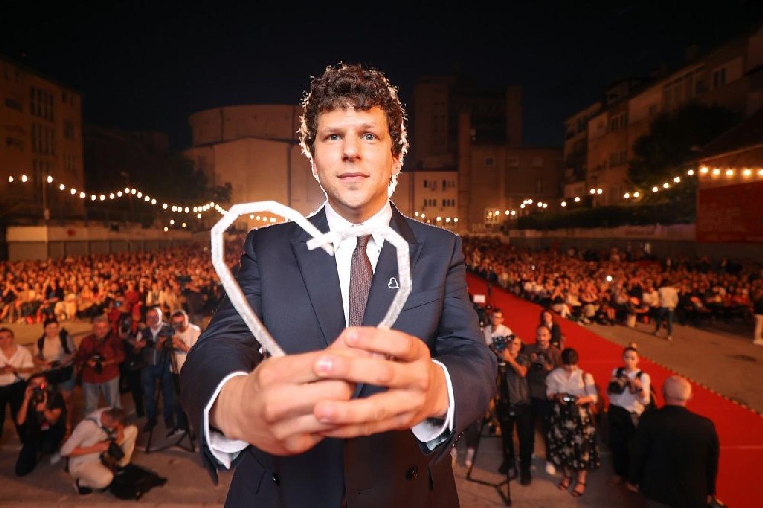KULTURA - američkom glumcu, reditelju, dramskom piscu i autoru Džesiju Ajsenbegu uručeno je večeras Počasno Srce Sarajeva 28. Sarajevo Film Festivala, Jesse Eisenberg