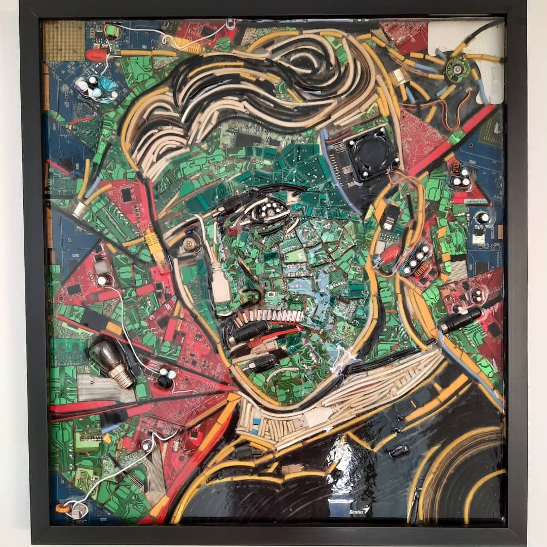 Fotografije za tekst o umetnici Danici Maksimović koja pravi mozaike od elektronskog otpada. 
Autor fotografija je Teodor Srećković, osim poslednje, ona je iz lične arhive Maksimović. 
Odobreno je objavljivanje fotografija