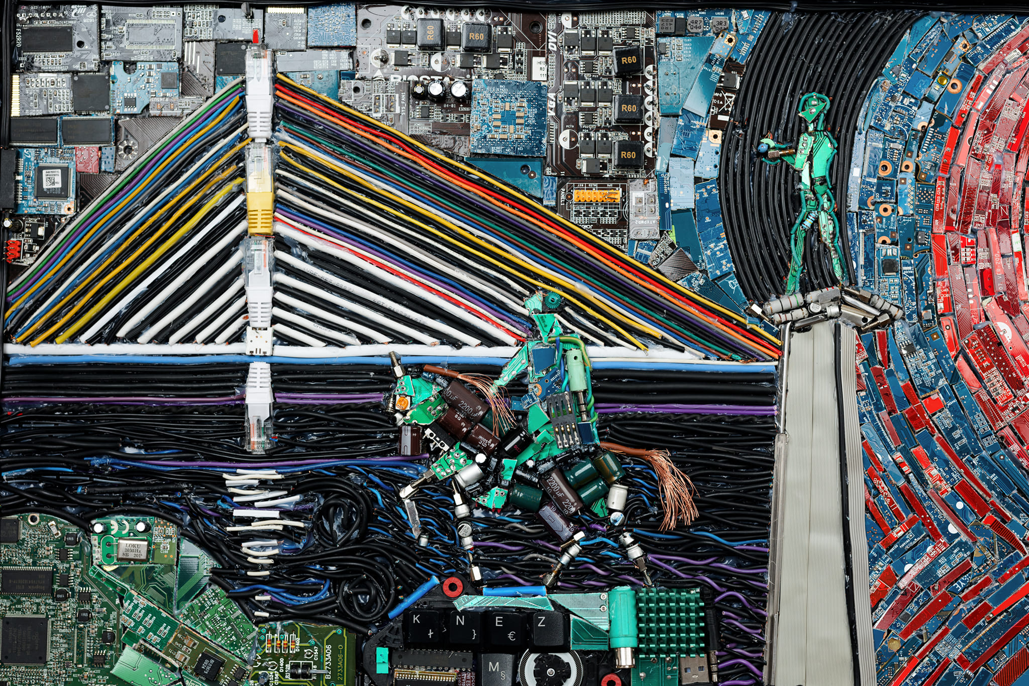 Fotografije za tekst o umetnici Danici Maksimović koja pravi mozaike od elektronskog otpada. 
Autor fotografija je Teodor Srećković, osim poslednje, ona je iz lične arhive Maksimović. 
Odobreno je objavljivanje fotografija