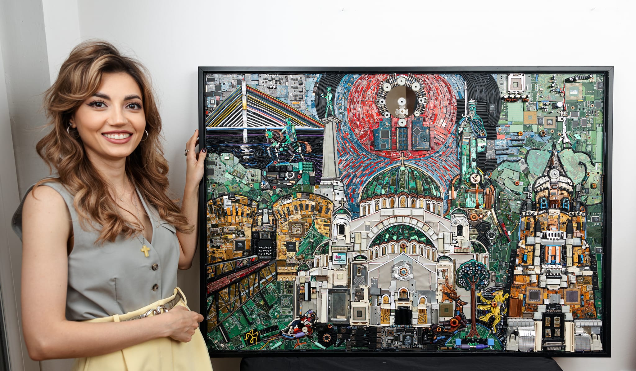 Fotografije za tekst o umetnici Danici Maksimović koja pravi mozaike od elektronskog otpada. 
Autor fotografija je Teodor Srećković, osim poslednje, ona je iz lične arhive Maksimović. 
Odobreno je objavljivanje fotografija