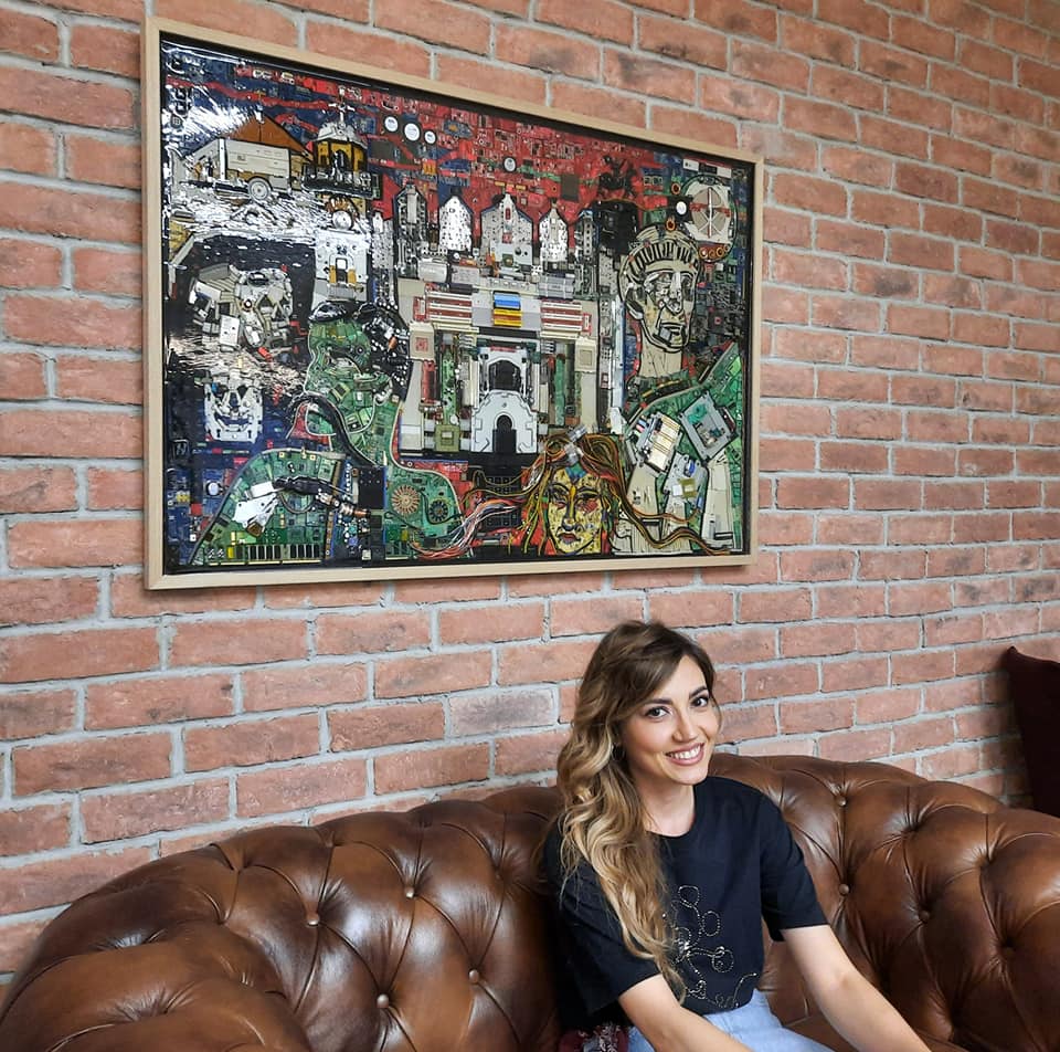 Fotografije za tekst o umetnici Danici Maksimović koja pravi mozaike od elektronskog otpada. 
Autor fotografija je Teodor Srećković, osim poslednje, ona je iz lične arhive Maksimović. 
Odobreno je objavljivanje fotografija