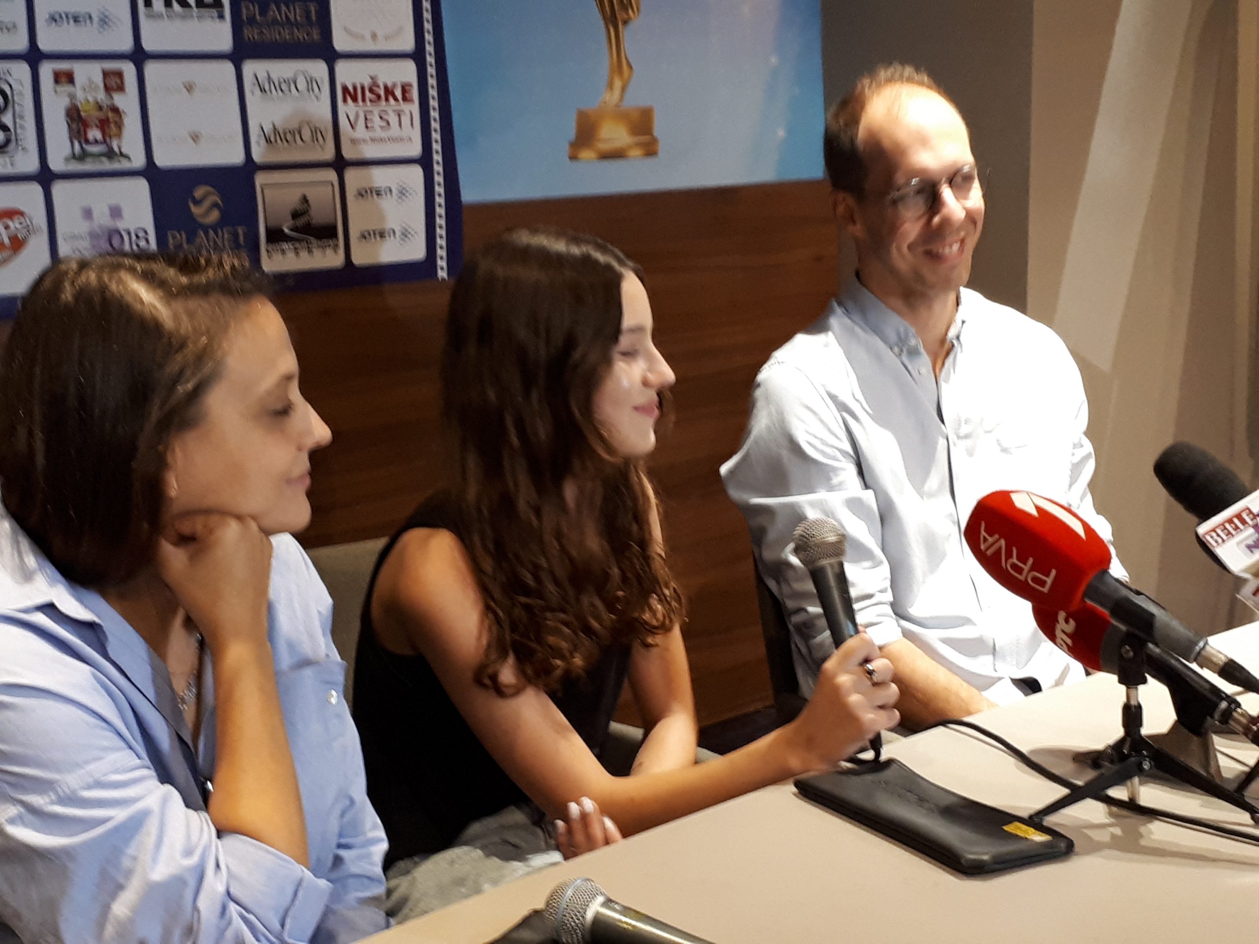 Filmski susreti
 Fotografije za pres o prvom filmu na festivalu - Leto kad sam naučila da letim.