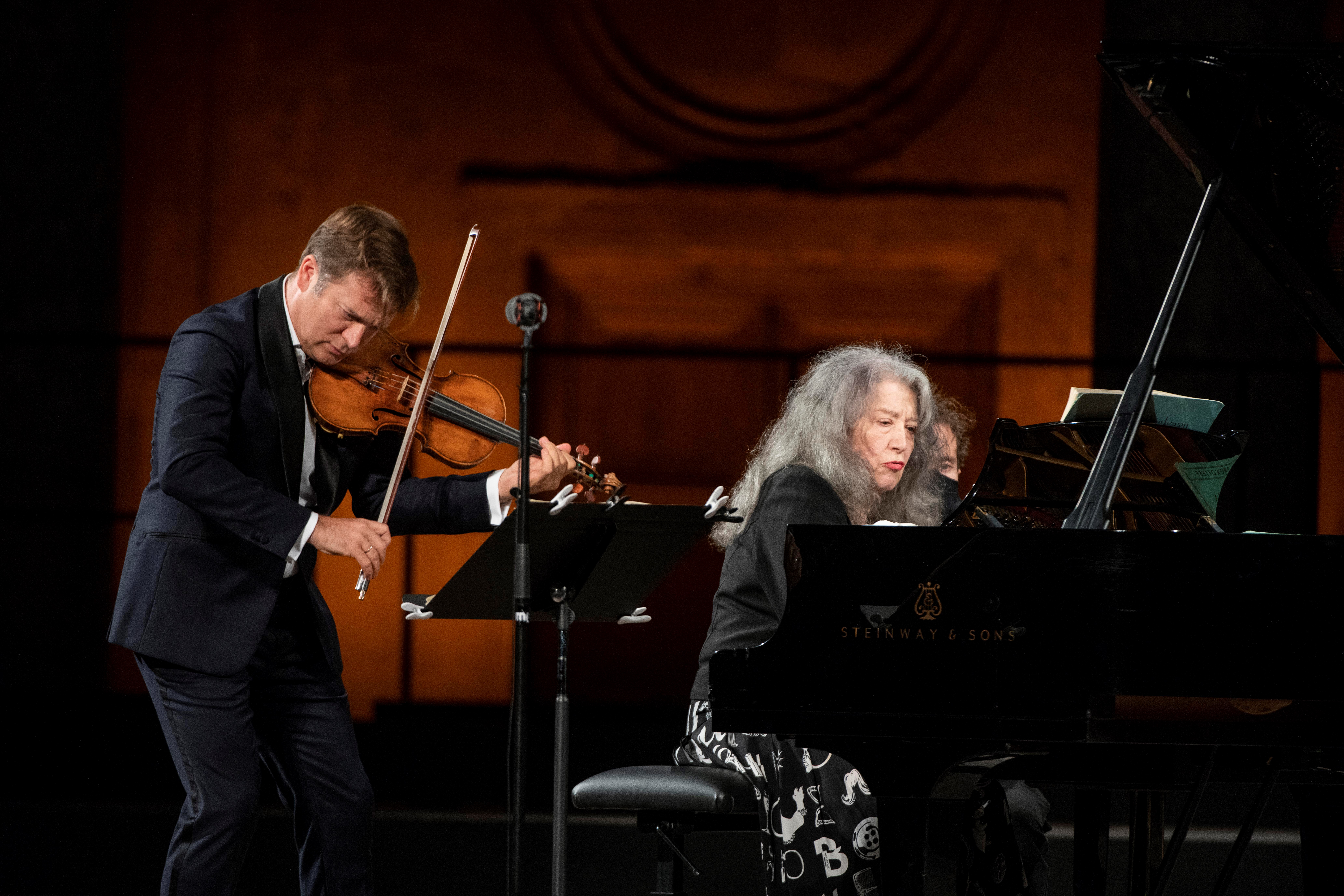 epa08544313 French violinist Renaud Capucon (L) and argentinian pianist Martha Argerich perfoms on stage, today 13 July, during 69 th Granada Music and Dance Festival celebrated at Carlos 5th palace in Granada, Spain.  EPA-EFE/Miguel Angel Molina