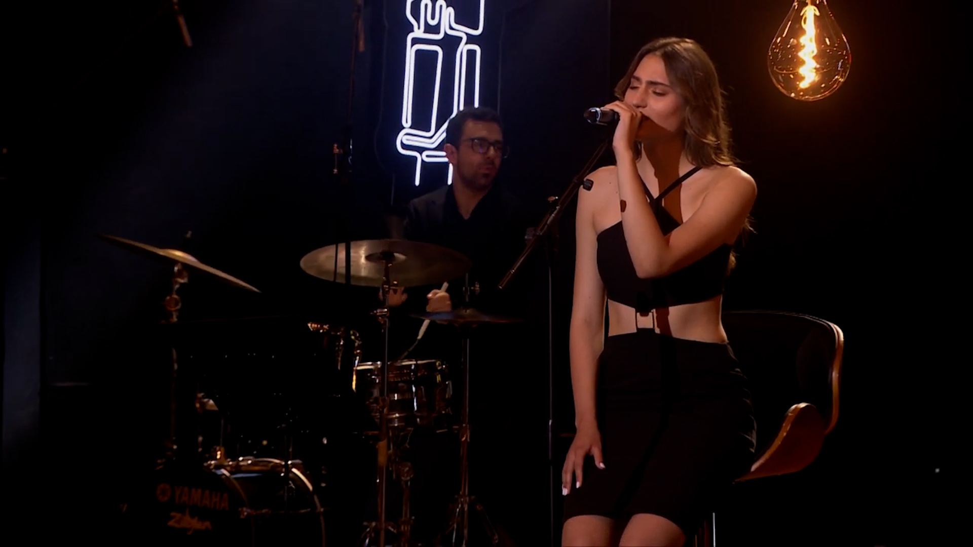 Glas, dirka, bas - Like Someone In Love