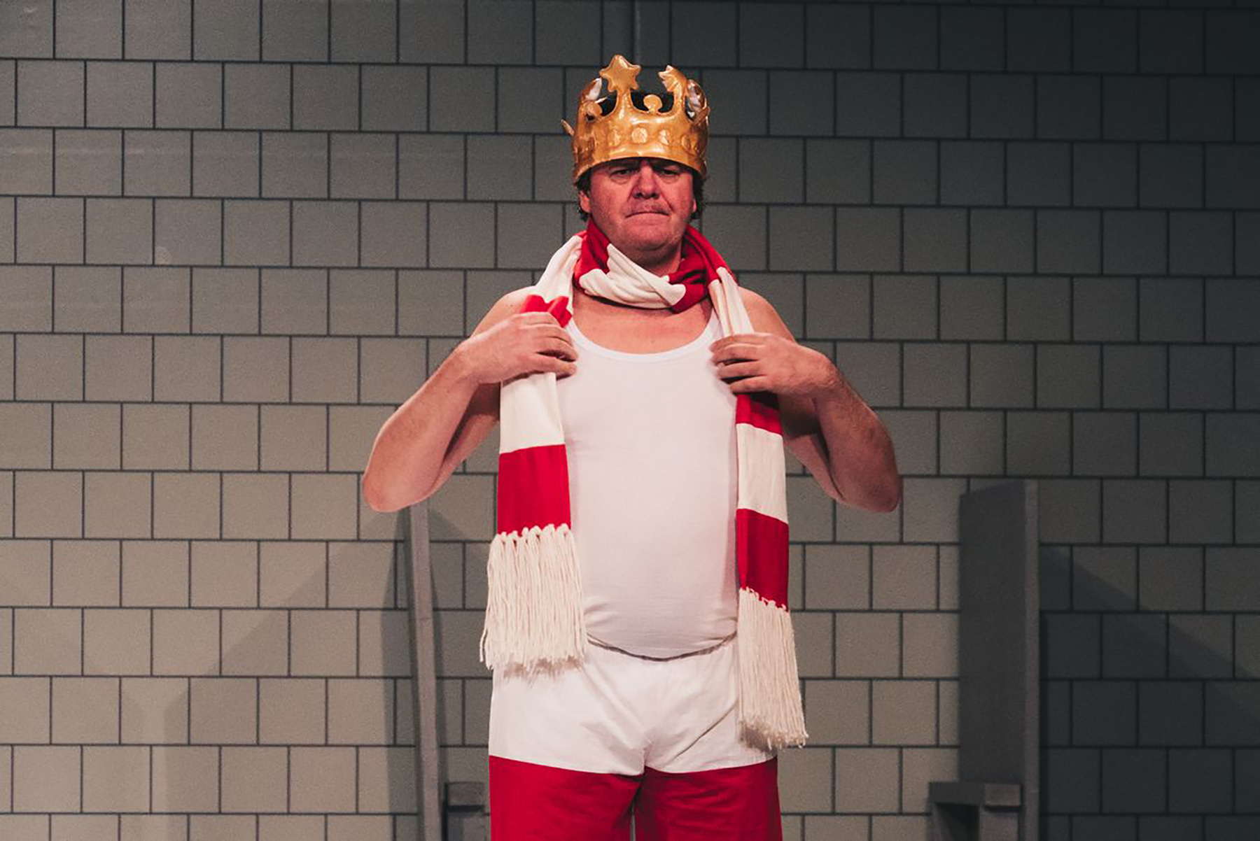 IBI THE GREAT
Autorska predstava Andraša Urbana po drami Alfreda Žarija „Kralj Ibi“ Somborsko pozorište