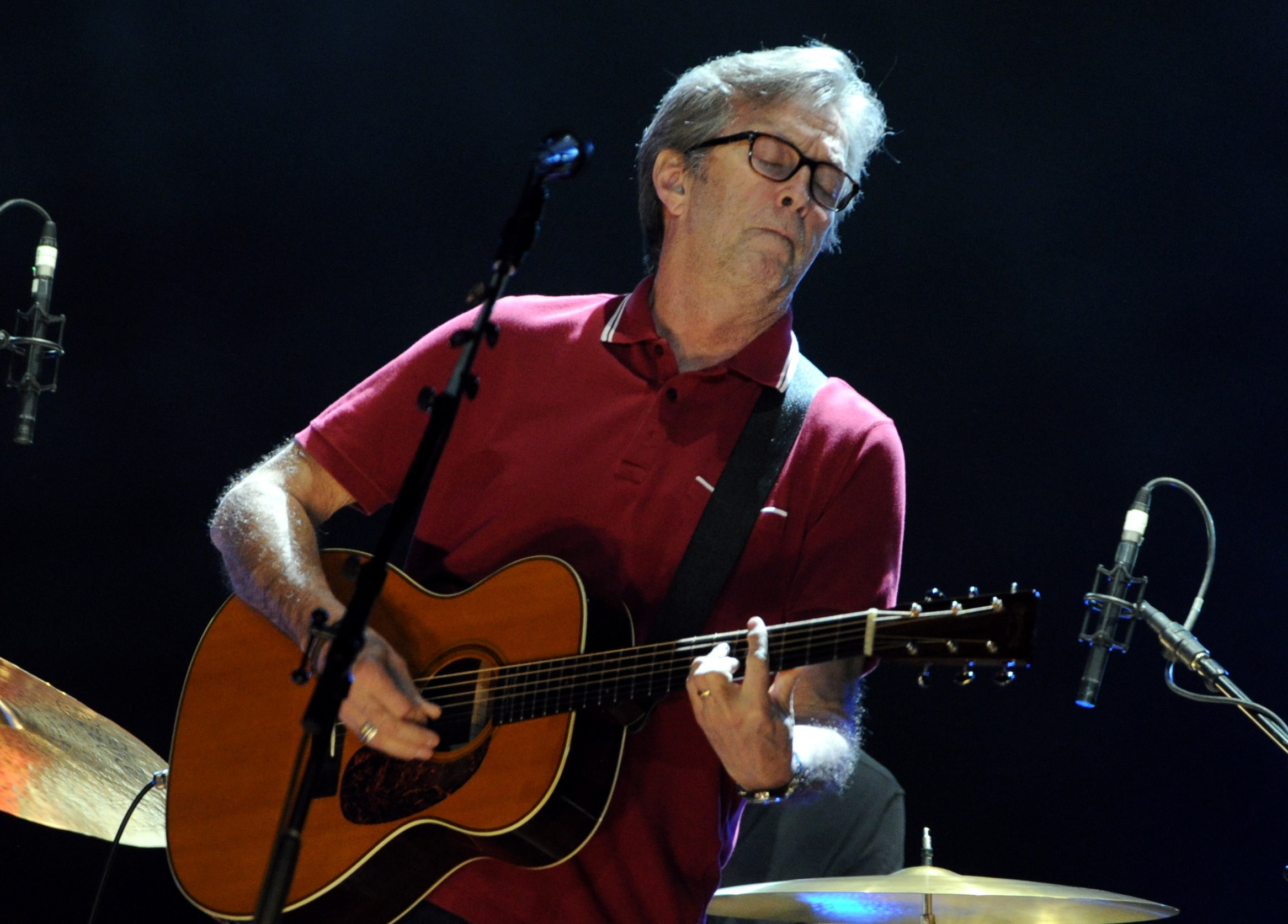 epa03727063 English musician, singer, songwriter, Eric Clapton performs on stage at the O2-World in Hamburg, Germany on 01 June 2013.  EPA/CARSTEN REHDER