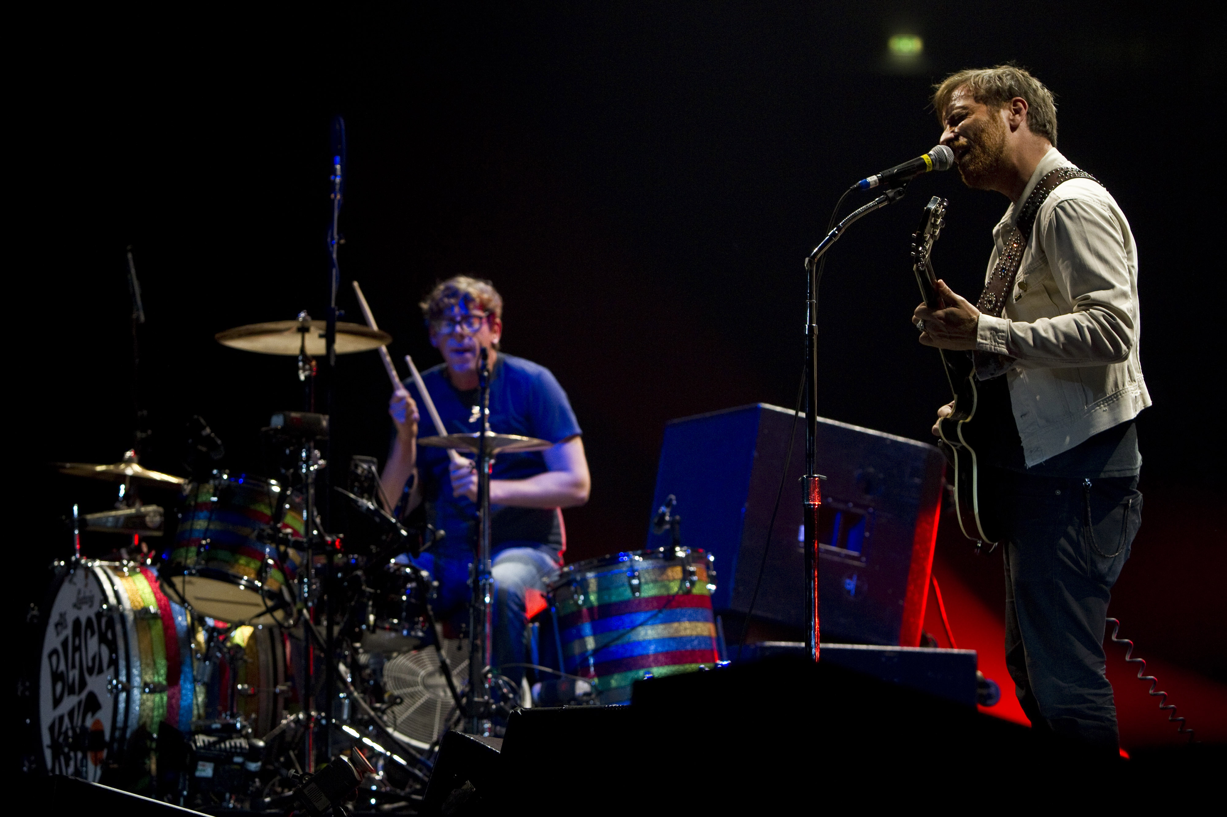 epa03488653 Dan Auerbach (R) and Patrick Carney (L) of the US band The Black Keys, during their live concert in Lisbon, Portugal, 27 November 2012.  EPA/JOSE SENA GOULAO