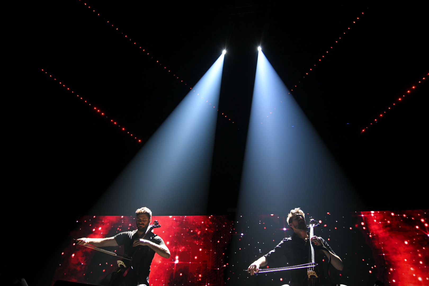 Beograd 23.05.2022. Stjepan Hauser i Luka Šulić, violončelisti, violončelista. 2Cellos, 2 Cellos, 2 Čelos, koncert u Štark Areni Foto: Nemanja Jovanović/Nova.rs