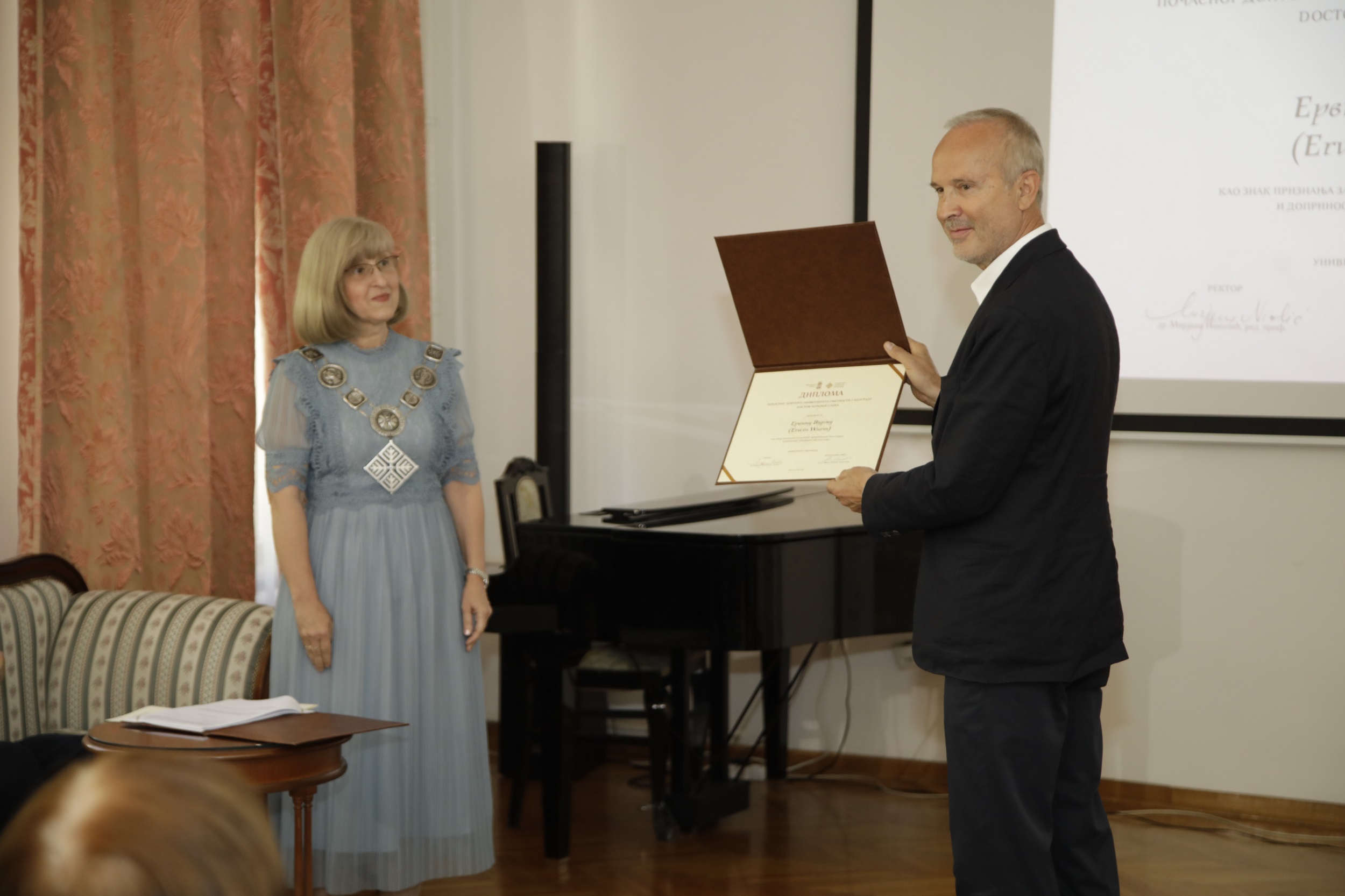 Austrijskom umetniku Ervinu Vurmu dodeljen počasni doktorat Univerziteta umetnosti u Beogradu Ervin Vurm Foto: Aleksandar Anđić/Promo