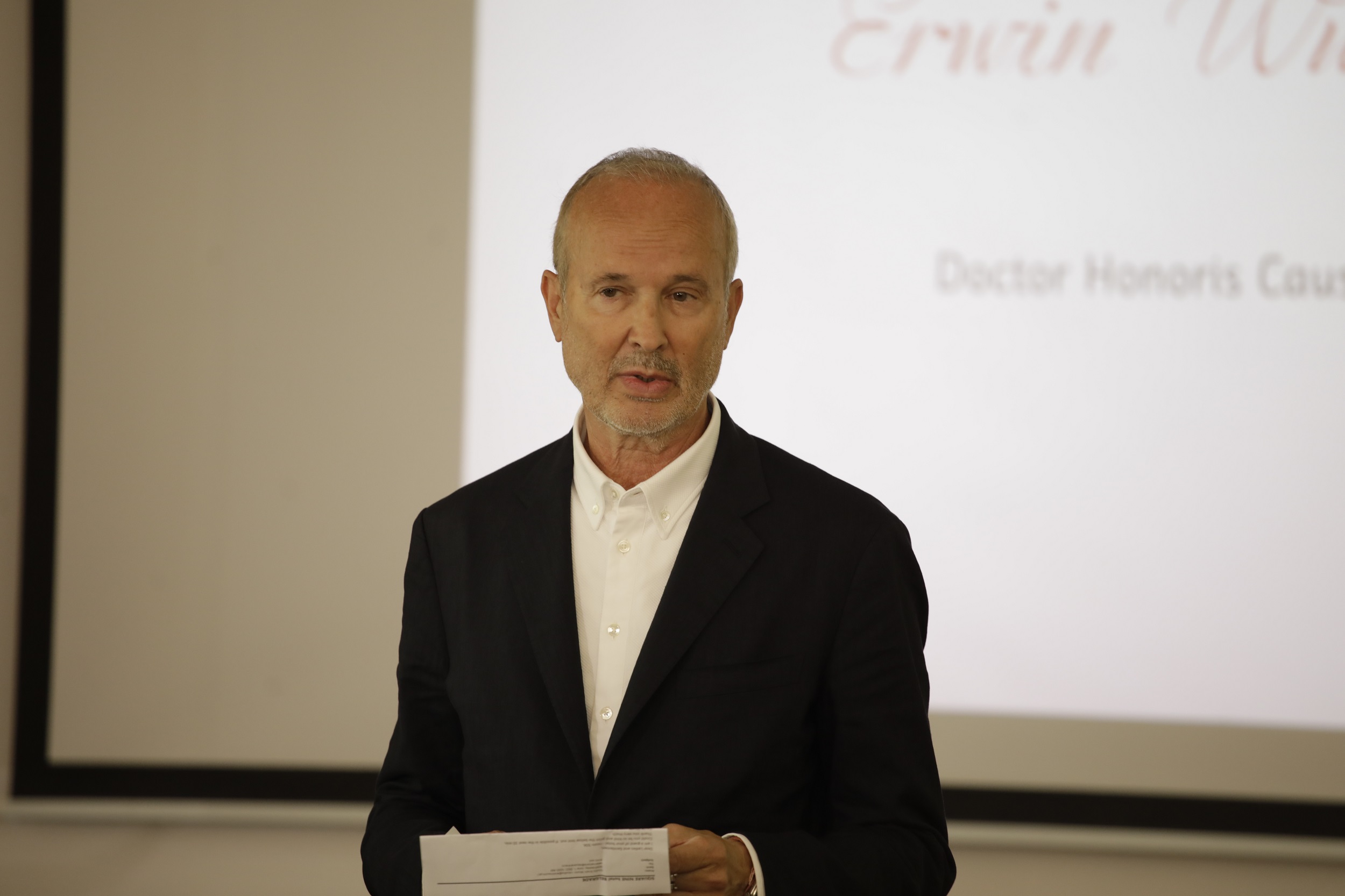 Austrijskom umetniku Ervinu Vurmu dodeljen počasni doktorat Univerziteta umetnosti u Beogradu Ervin Vurm Foto: Aleksandar Anđić/Promo