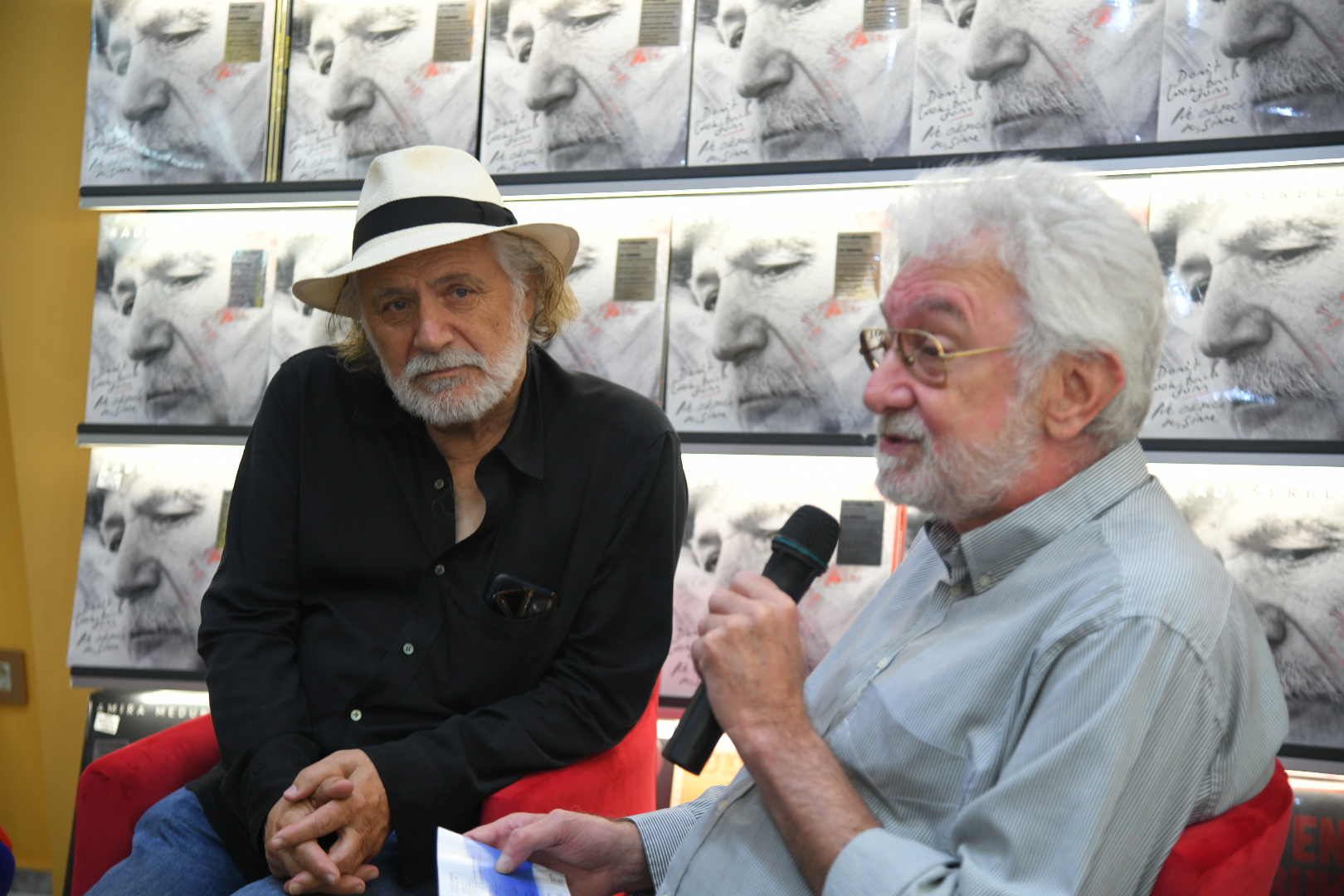 Beograd 09.06.2022. Rade Šerbedžija i Petar Janjatović, Konferencija za novinare povodom predstojeceg koncerta, prodavnica Jugoton