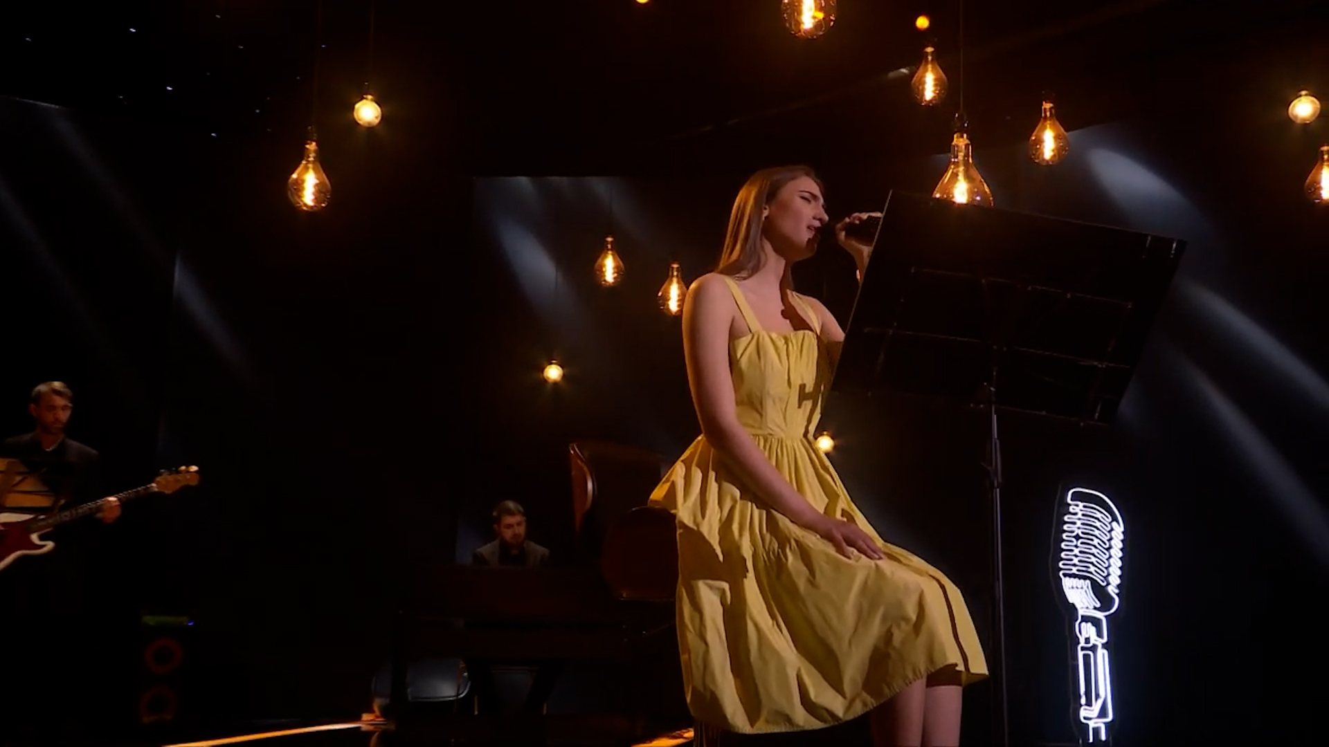 Glas, dirka, bas Hello Like Before