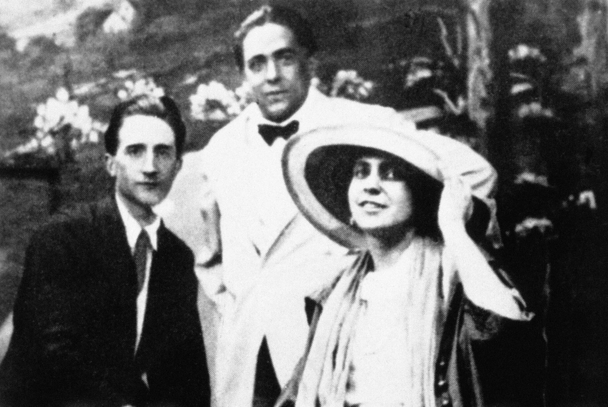 Marcel_Duchamp,_Francis_Picabia,_and_Beatrice_Wood_at_the_Broadway_Photo_Shop,_NYC,_1917