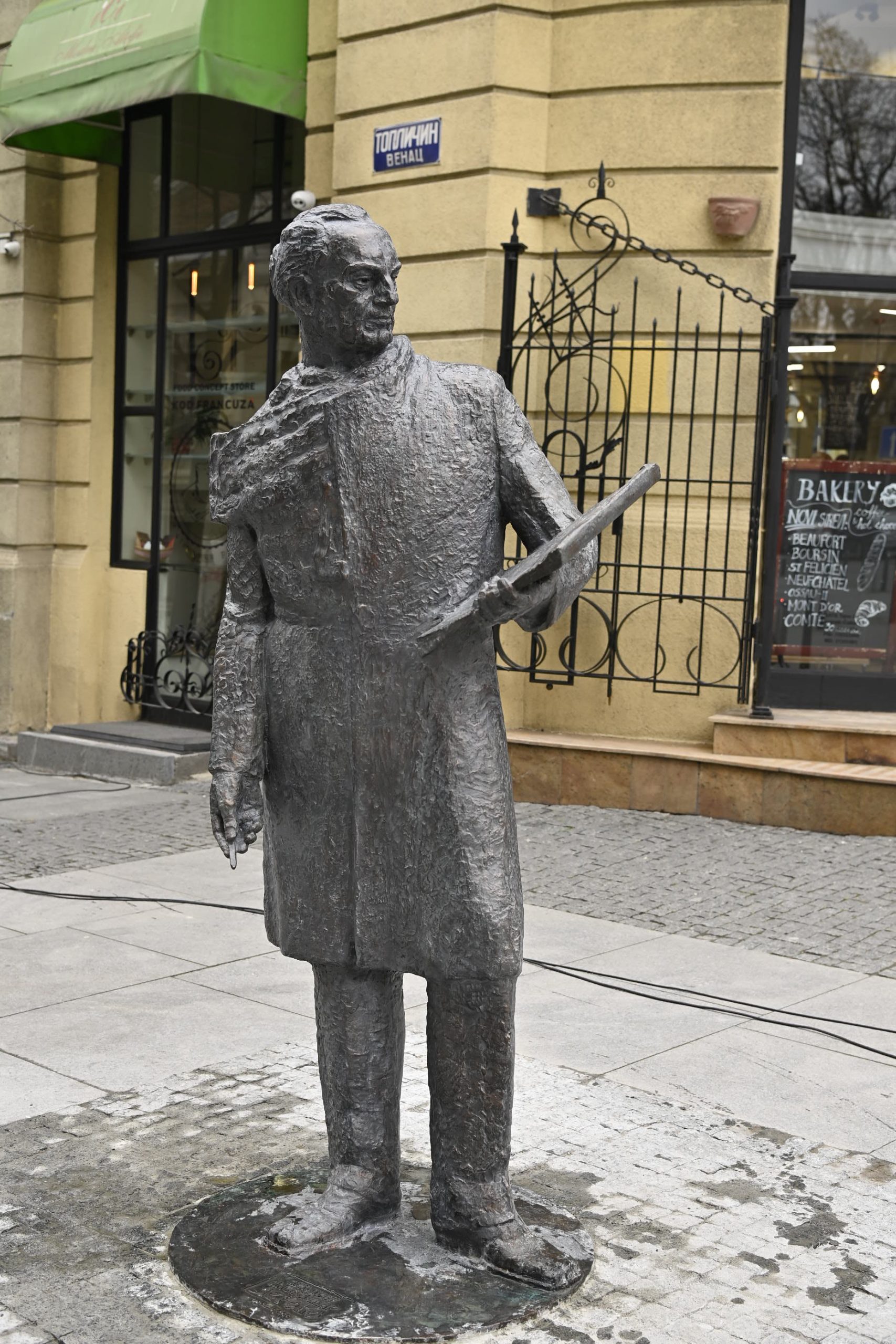 Boegrad, 9. marta 2022. -  Spomenik srpskom arhitekti, umetniku i pisacu Aleksandru Deroku otkriven je danas na platou na uglu Toplicinog venca i Cubrine ulice, u neposrednoj blizini mesta gde je Deroko ziveo. FOTO TANJUG/ PREDRAG MITIC / bg