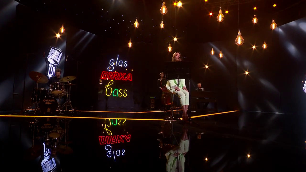 Glas, dirka, bas Wave