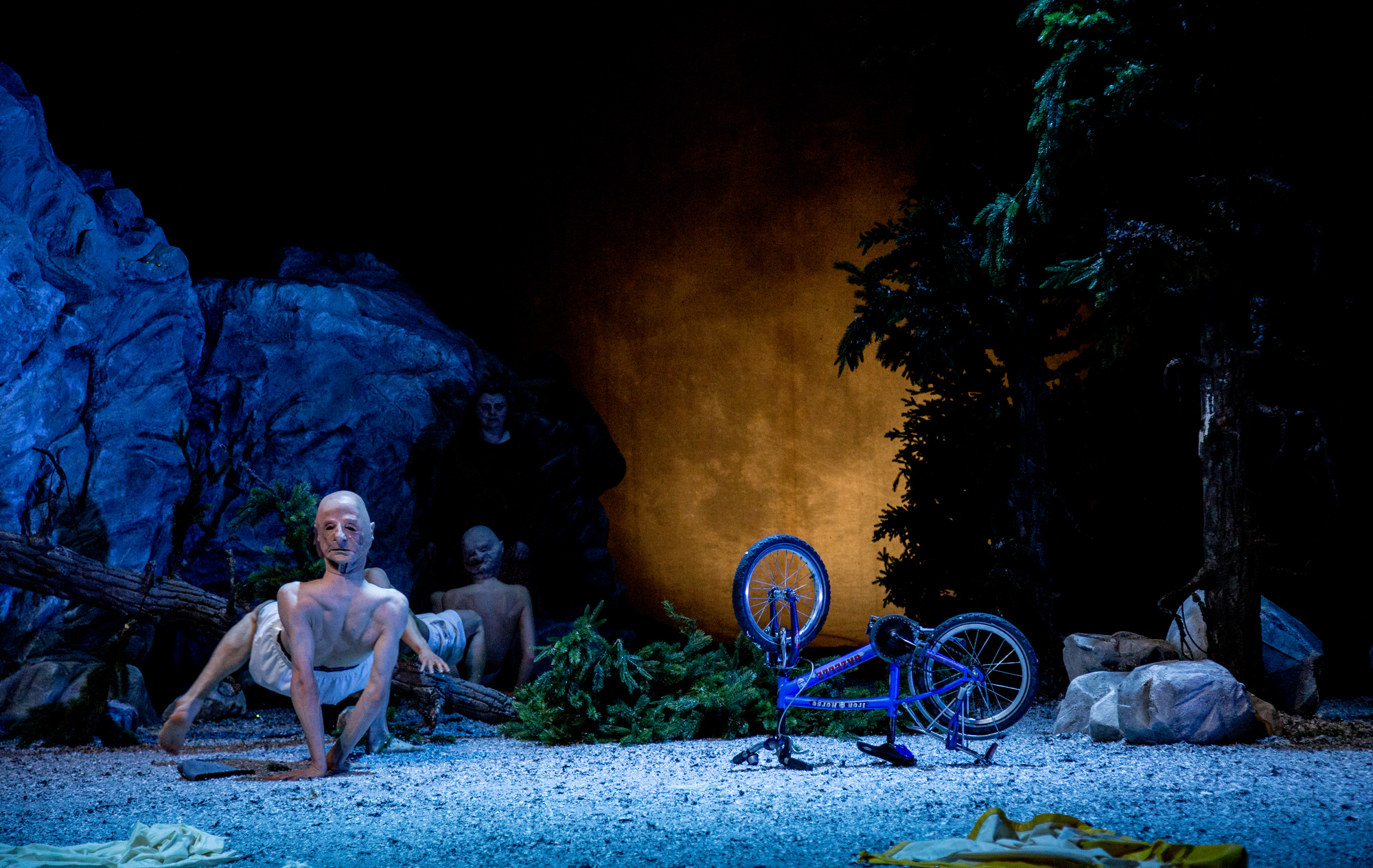 peeping-tom-by-oleg-degtiarov