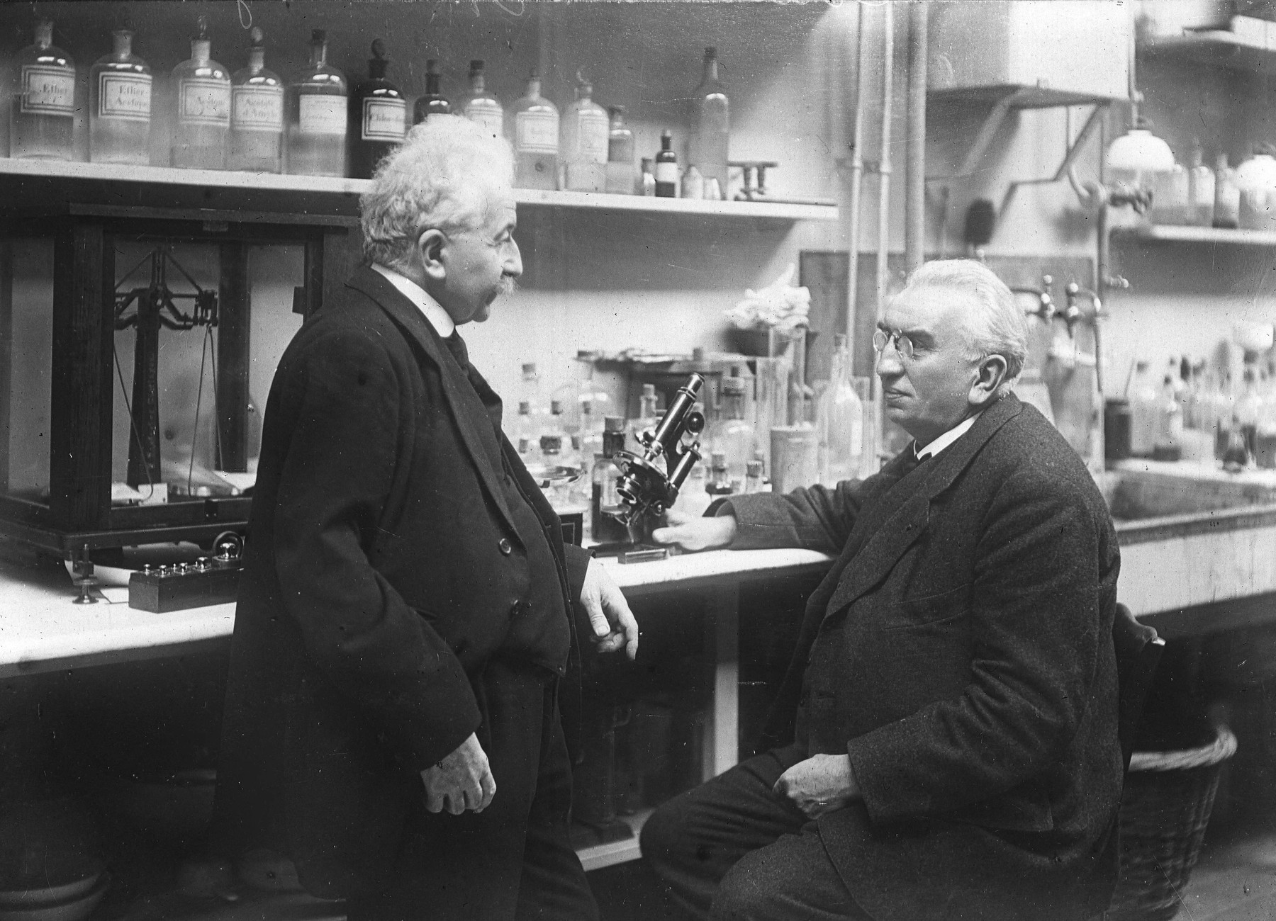 Auguste (1862-1954) et Louis (1864-1948) Lumière dans leur laboratoire.     HRL-601537,Image: 67881366, License: Rights-managed, Restrictions: , Model Release: no, Credit line: Roger-Viollet via AFP / Roger Viollet / Profimedia