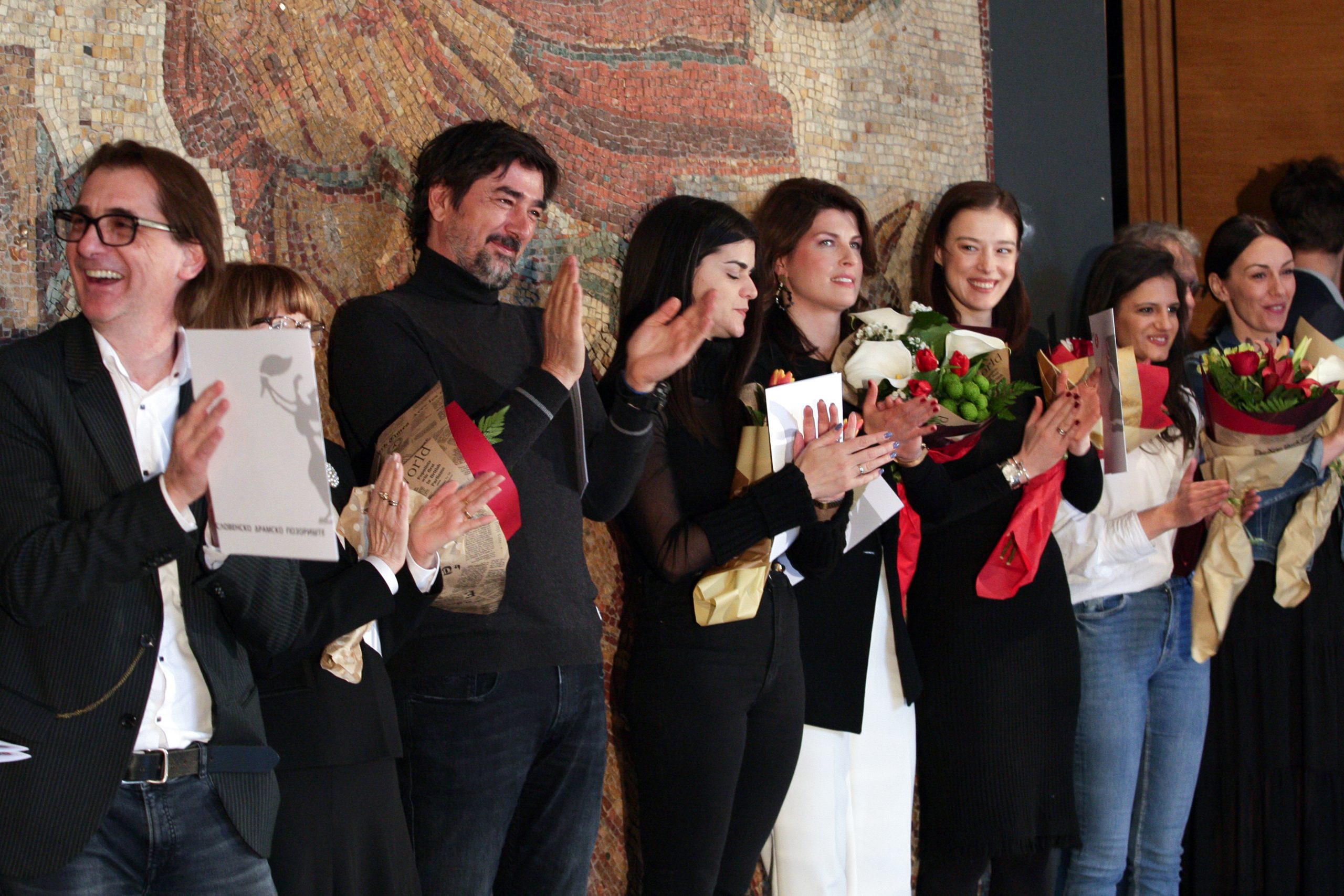 Beograd, 3. aprila 2022.-  Zajednicka fotografija nagradjenih. Juguslovensko dramsko pozoriste obelezava danas svoj dan i tim povodom dodeljuje nagrade zasluznim pojedincima. FOTO TANJUG/ SAVA RADOVANOVIC/ nr