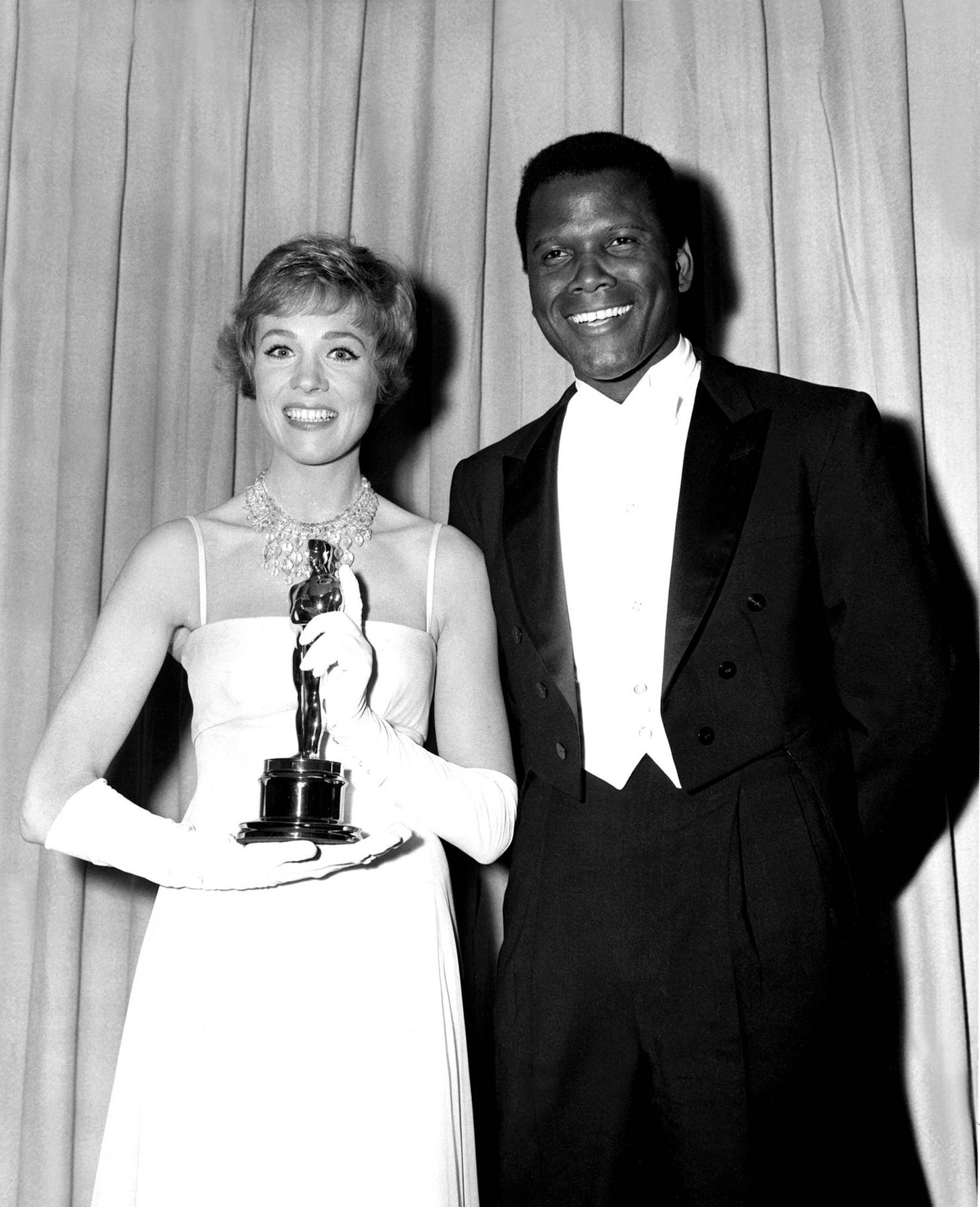 JULIE ANDREWS  &amp; SIDNEY POITIER 
oscars academy awards
*Filmstill - Editorial Use Only*,Image: 93037473, License: Rights-managed, Restrictions: *Filmstill - Editorial Use Only*, Model Release: no, Credit line: FilmStills.net / Film Stills / Profimedia