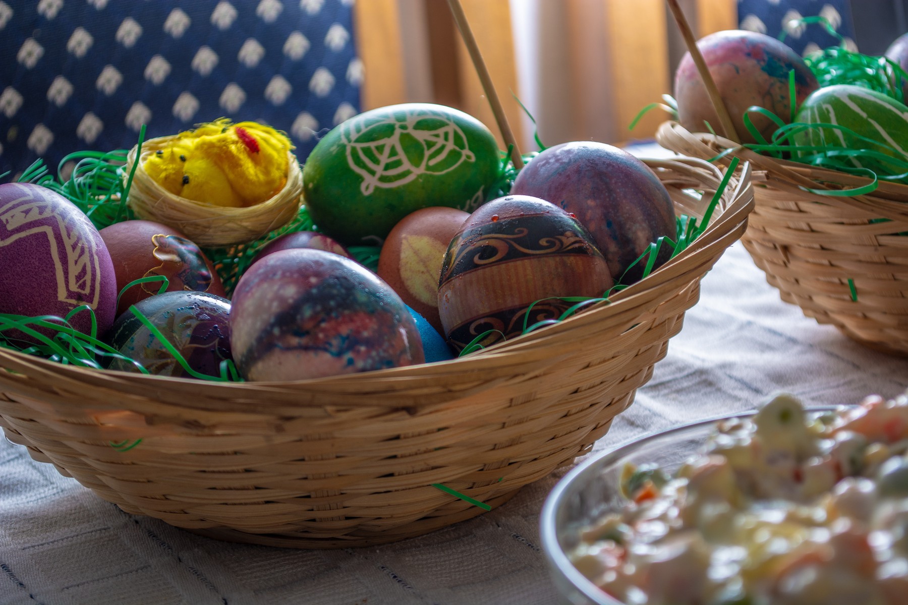Table ful of food on easter holyday. Colored eggs and bread,Image: 528700160, License: Royalty-free, Restrictions: , Model Release: no, Credit line: Dragomir Radovanovic / Panthermedia / Profimedia