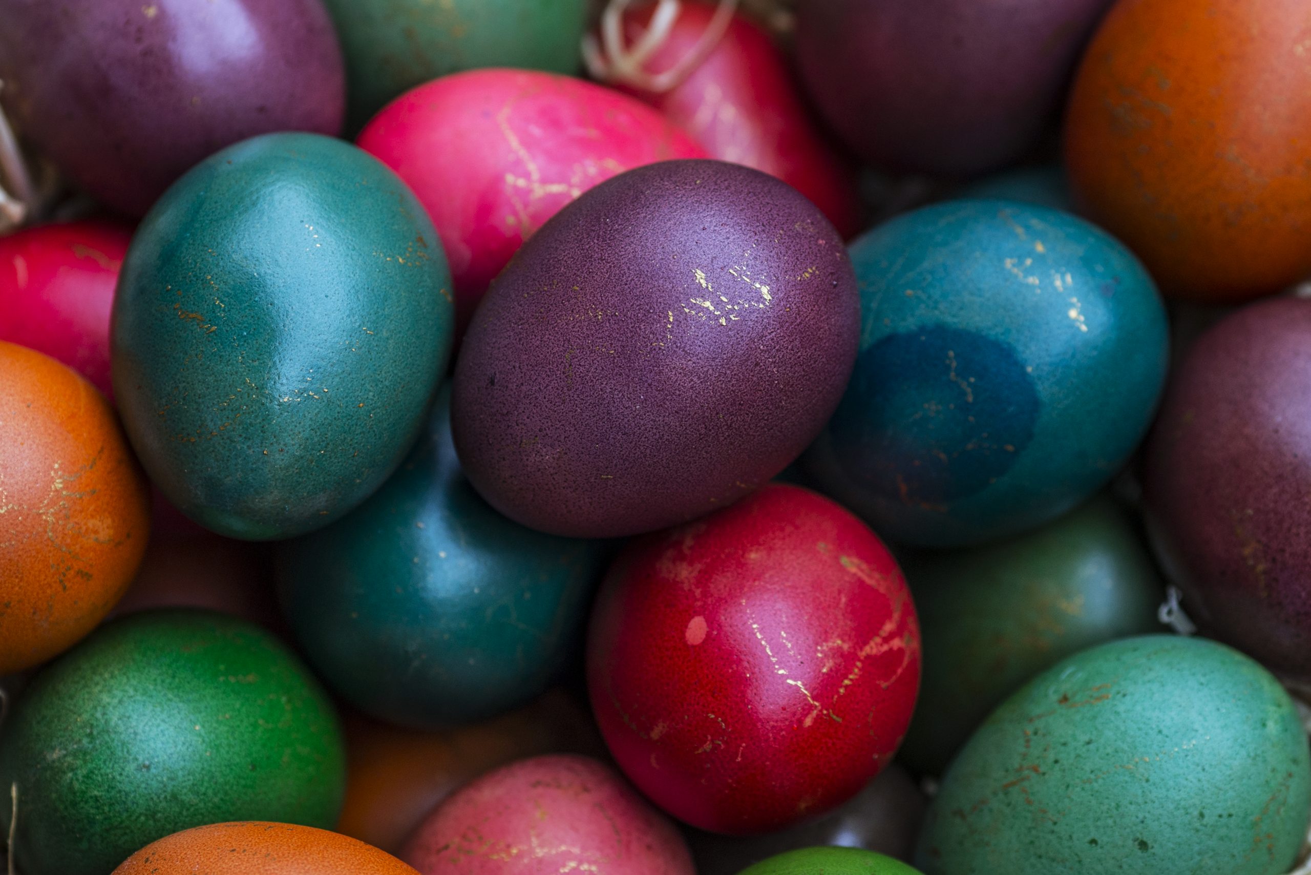 epa05232563 Easter eggs in the town of Janjevo, Kosovo, 27 March 2016. Christians around the globe were marking Easter Sunday, celebrating the resurrection of Jesus Christ.  EPA/VALDRIN XHEMAJ