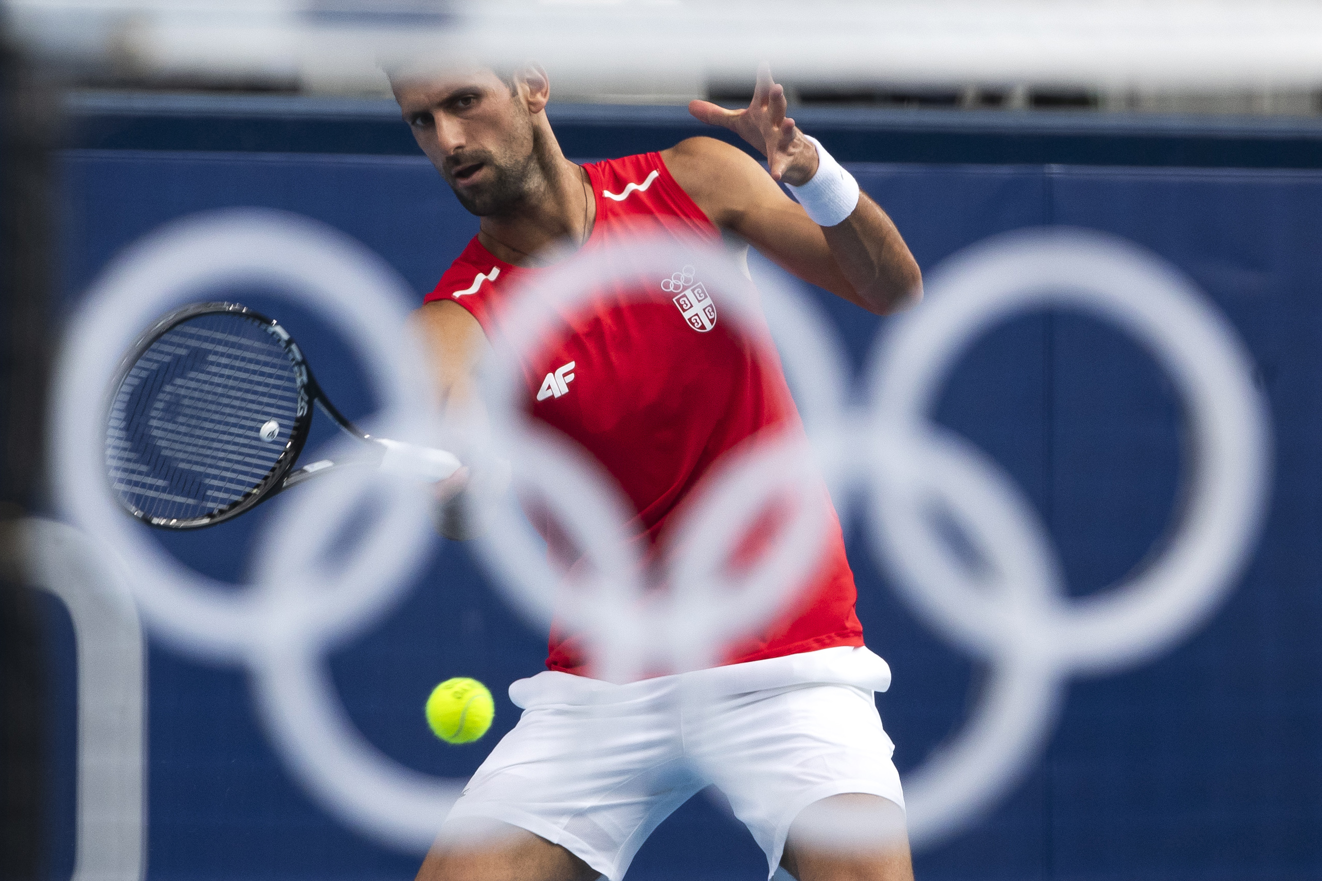 epa09357894 Serbia's Novak Djokovic in action during a training session at the Ariake Tennis Center ahead of the Tokyo 2020 Olympic Games, in Tokyo, Japan, 22 July 2021.  EPA-EFE/PETER KLAUNZER