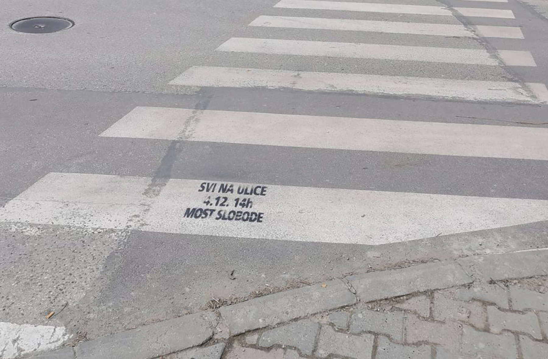 Grafiti po trotoarima i fasadama u Novom Sadu pozivaju na blokadu Mosta slobode