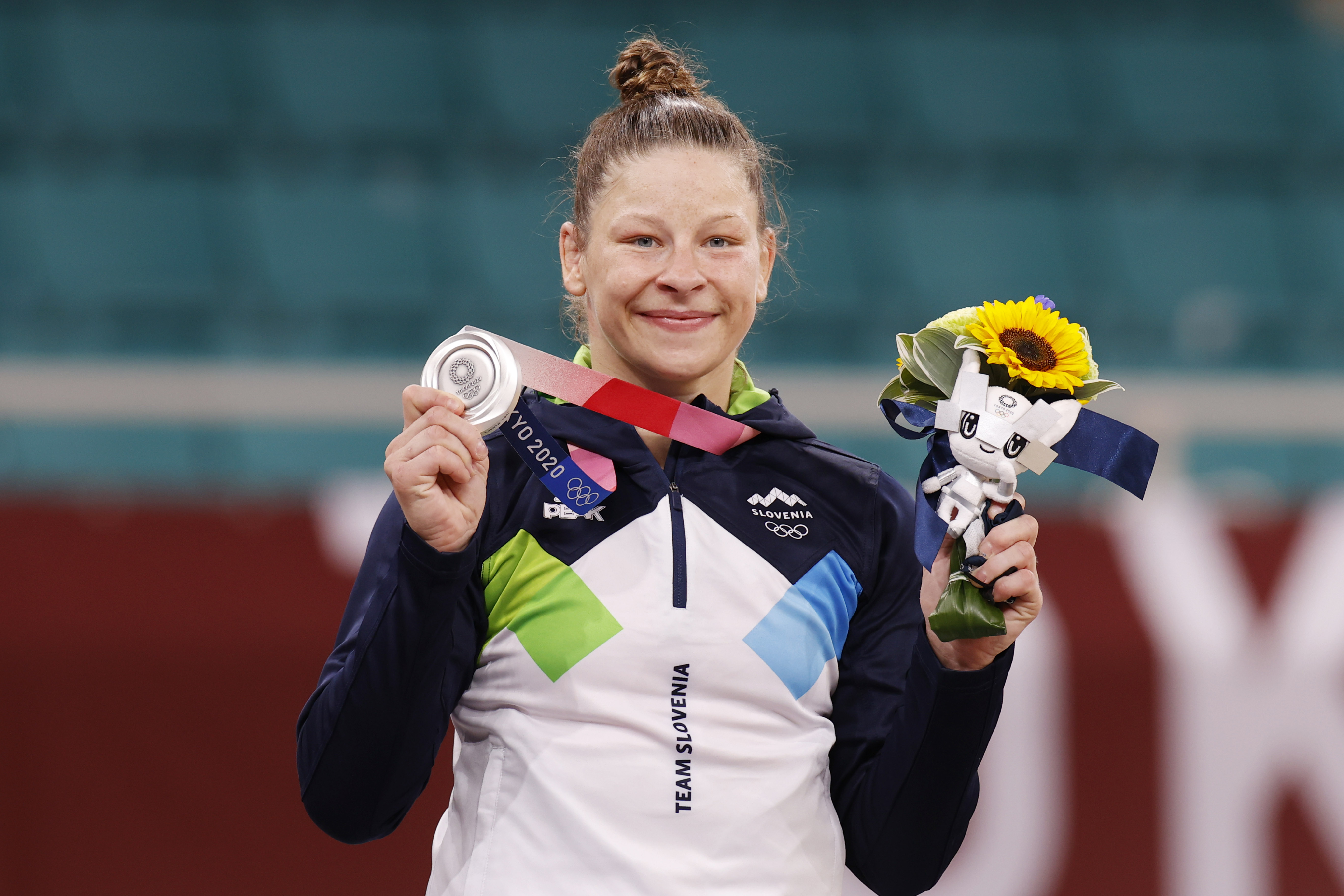 epa09370098 Silver medalist Tina Trstenjak of Slovenia poses during the medal ceremony for the Women's Judo -63kg category of the Tokyo 2020 Olympic Games at the Nippon Budokan arena in Tokyo, Japan, 27 July 2021.  EPA-EFE/RUNGROJ YONGRIT