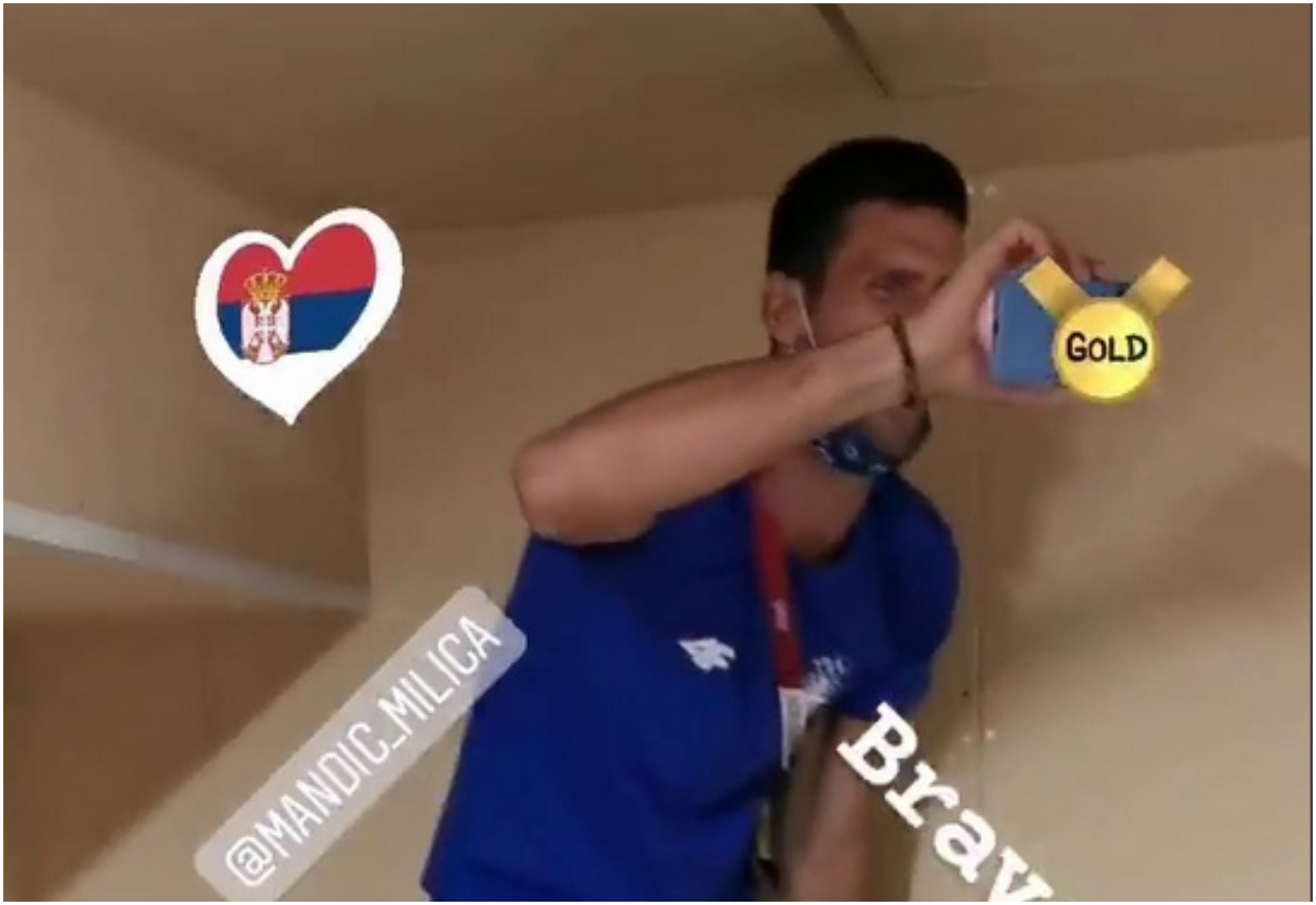 Novak Đpković slavi zlatnu medalju Milice Mandić