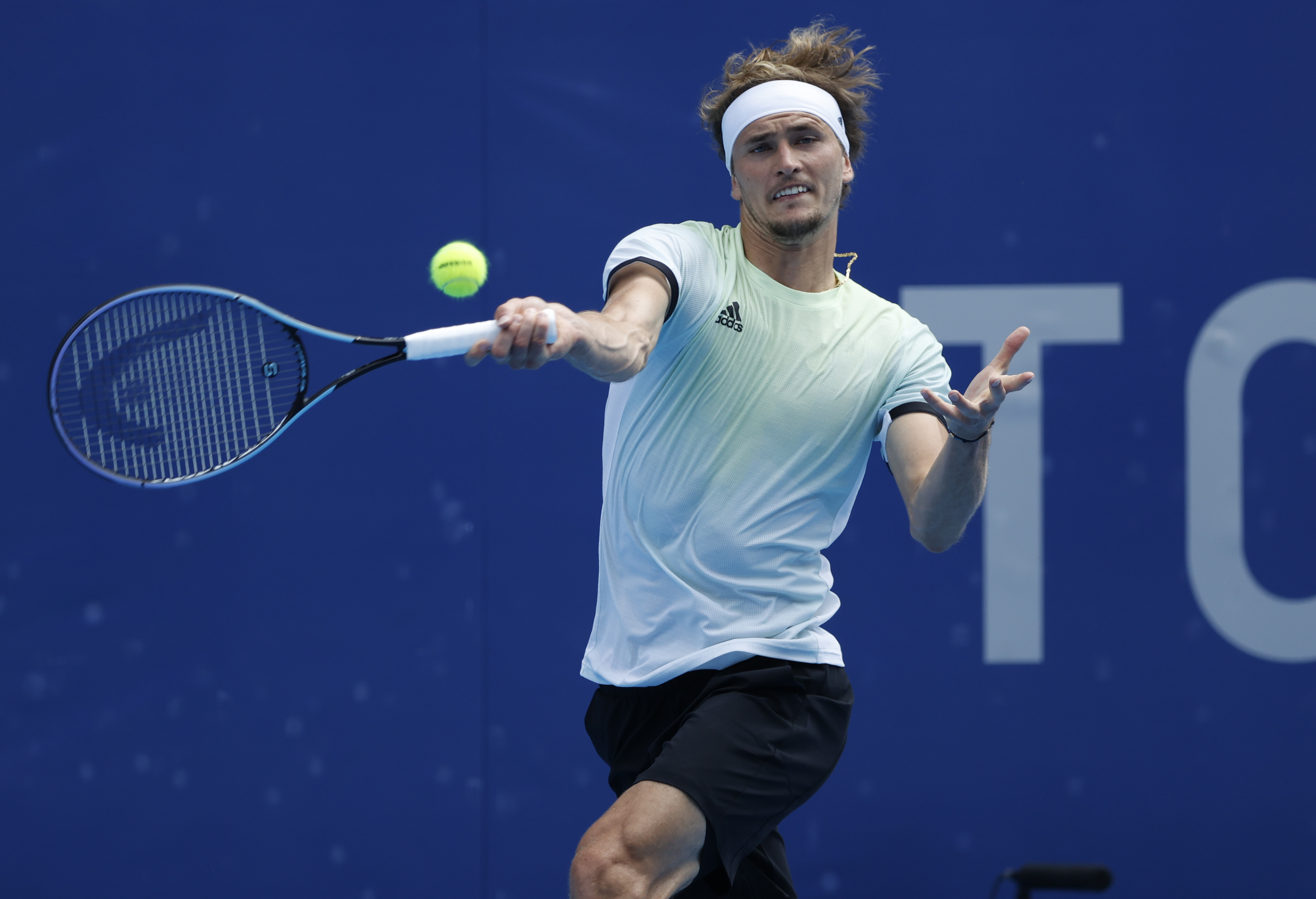 epa09366052 Alexander Zverev of Germany in action against Daniel Elahi Galan of Colombia during the Men's Singles Second Round Tennis events of the Tokyo 2020 Olympic Games at the Ariake Coliseum in Tokyo, Japan, 26 July 2021.  EPA-EFE/MICHAEL REYNOLDS