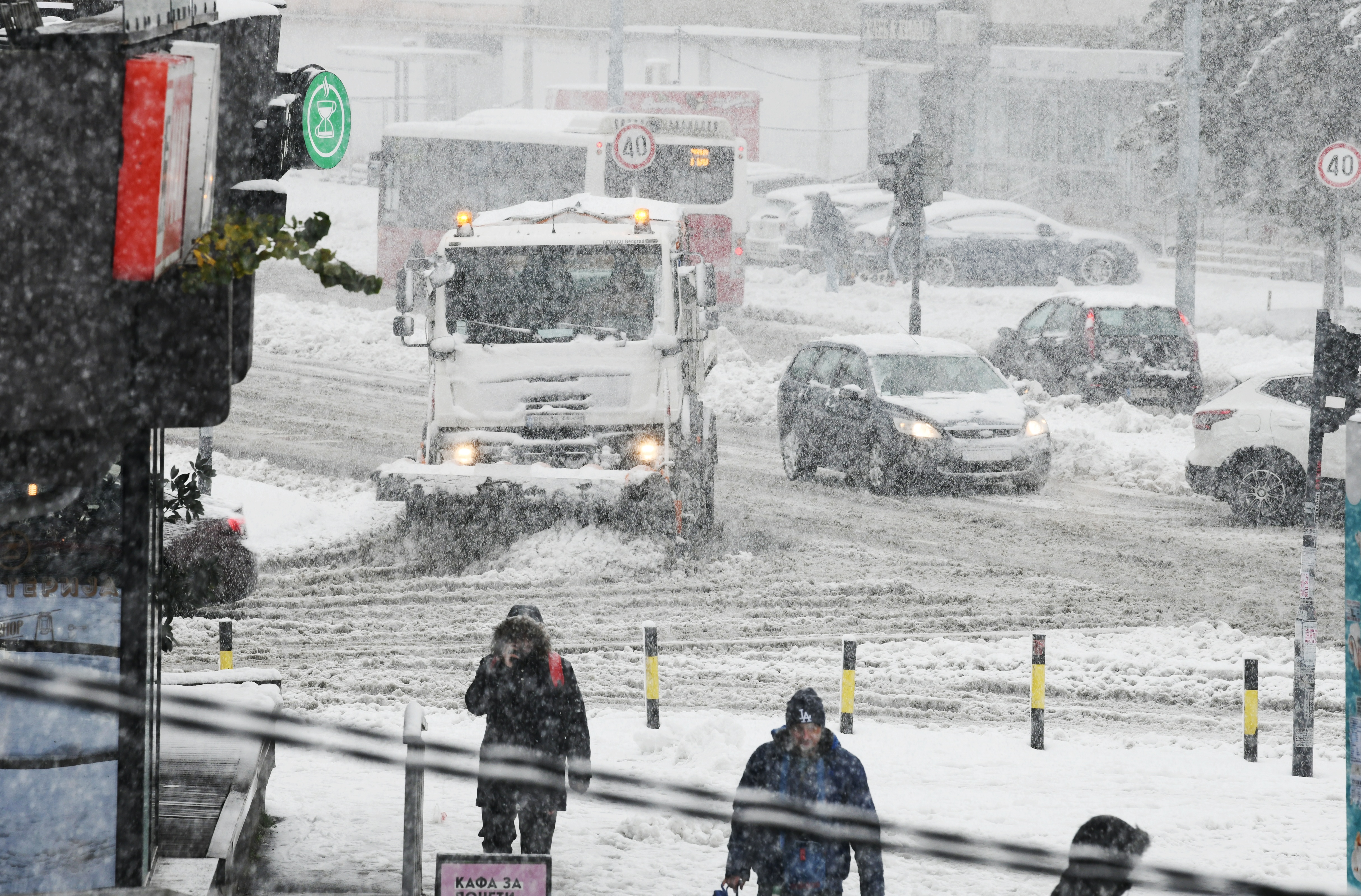 Beograd 12. decembar 2021. Sneg u Beogradu, zima, vreme, vremenska prognoza, vejavica, neociscene ulice, trotoar grtalica Foto:Vesna Lalić/Nova.rs
