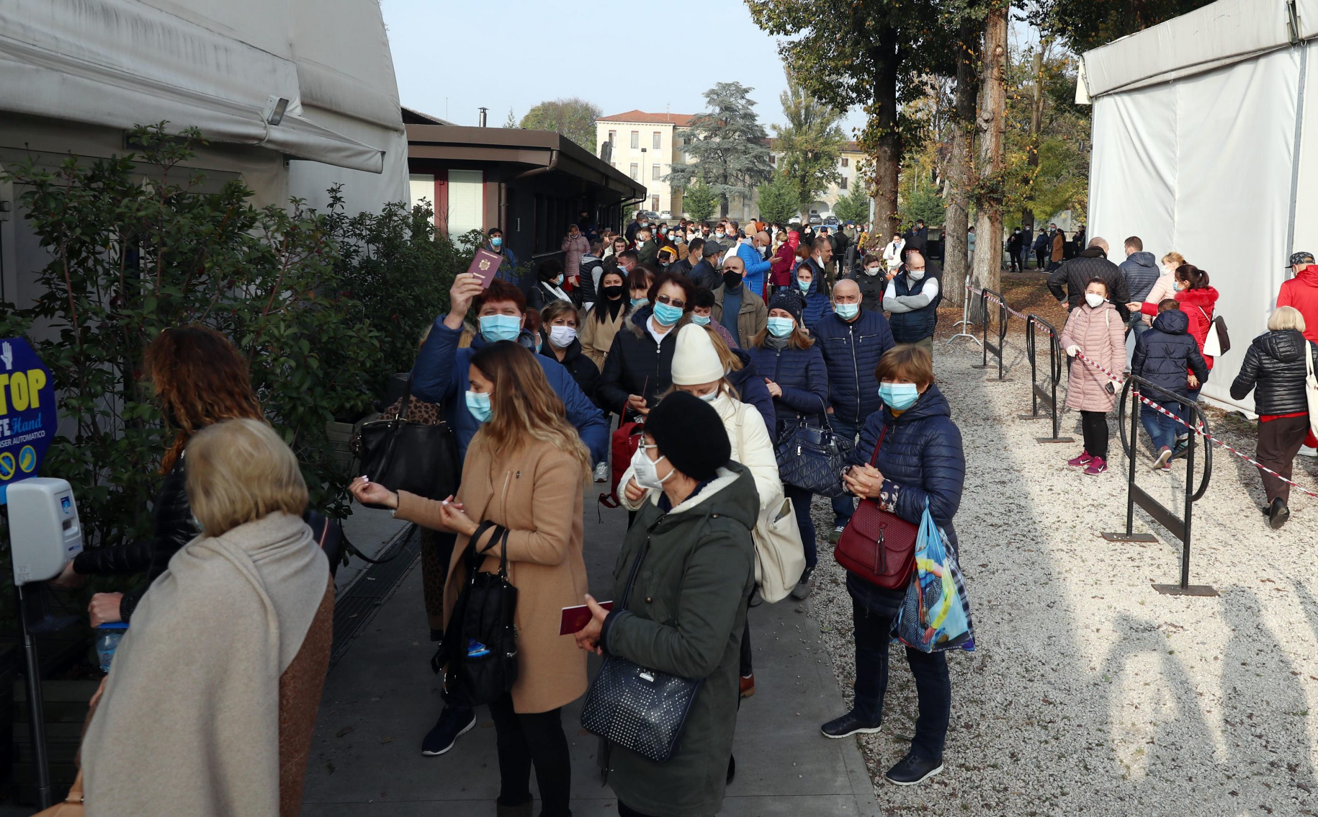 Moldavija, izbori
epa08822100 Hundreds of Moldovan stand in a long queue since morning hours to vote in the Moldovan presidential election in Brescia, Italy, 15 November 2020.  EPA-EFE/FILIPPO VENEZIA
