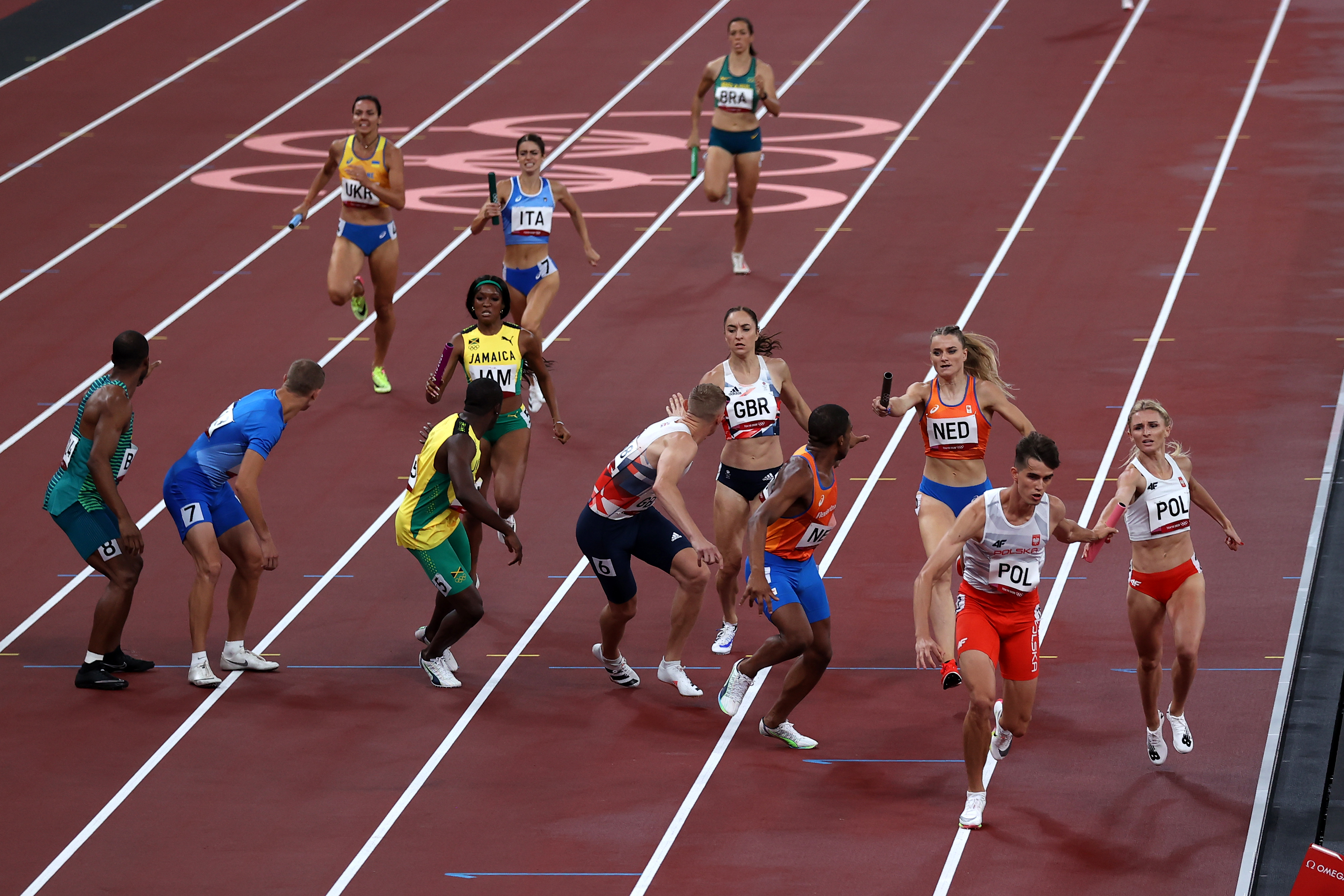 epa09379764 Athletes during the baton exchange in the 4 x 400m Relay Mixed Heats during the Athletics events of the Tokyo 2020 Olympic Games at the Olympic Stadium in Tokyo, Japan, 30 July 2021.  EPA-EFE/FAZRY ISMAIL