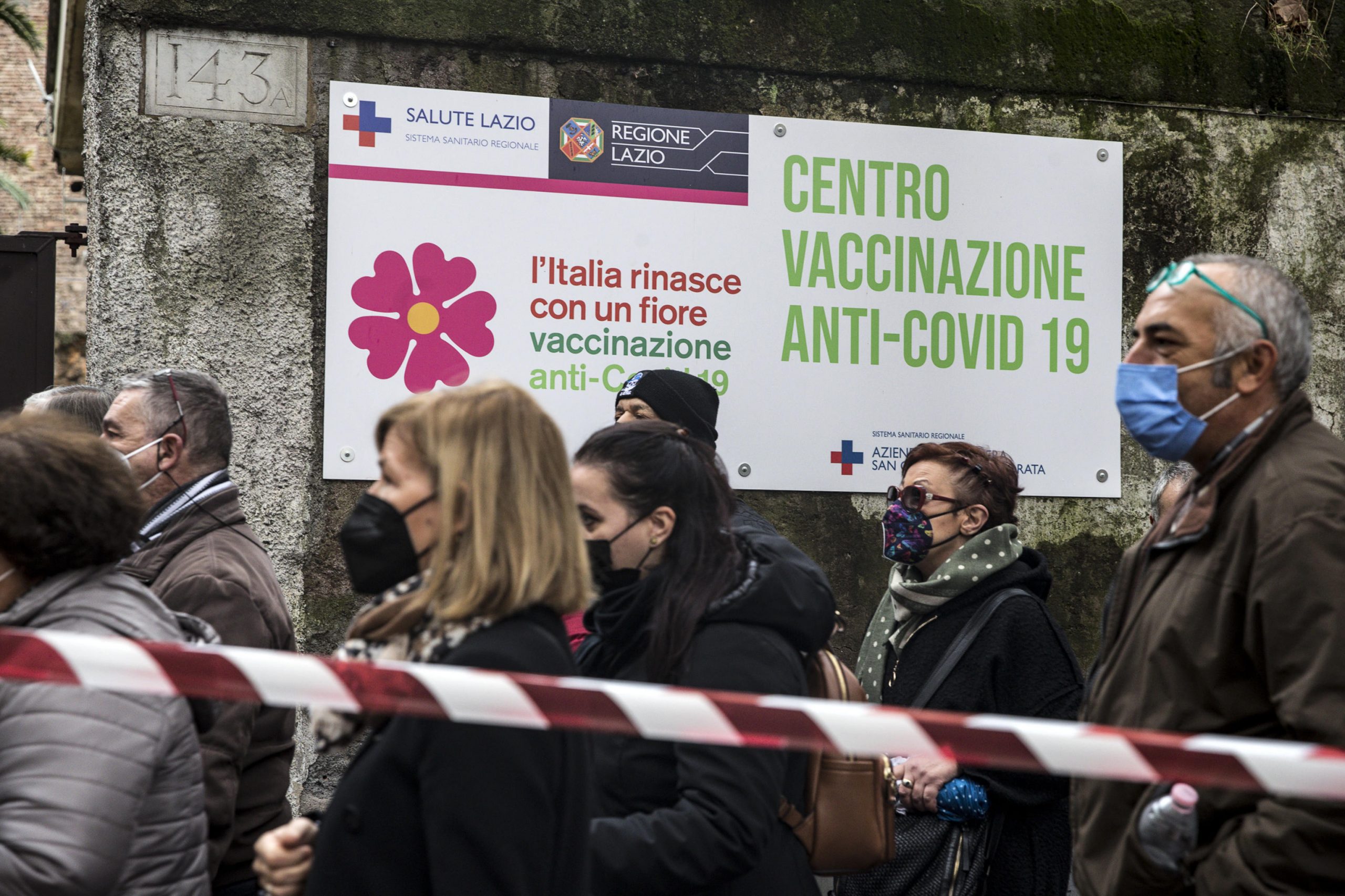 epa09608672 People wait for Covid-19 vaccinations during the open day at the COVID-19 vaccination hub of San Giovanni Addolorata hospital in Rome, Italy, 28 November 2021.  EPA-EFE/ANGELO CARCONI