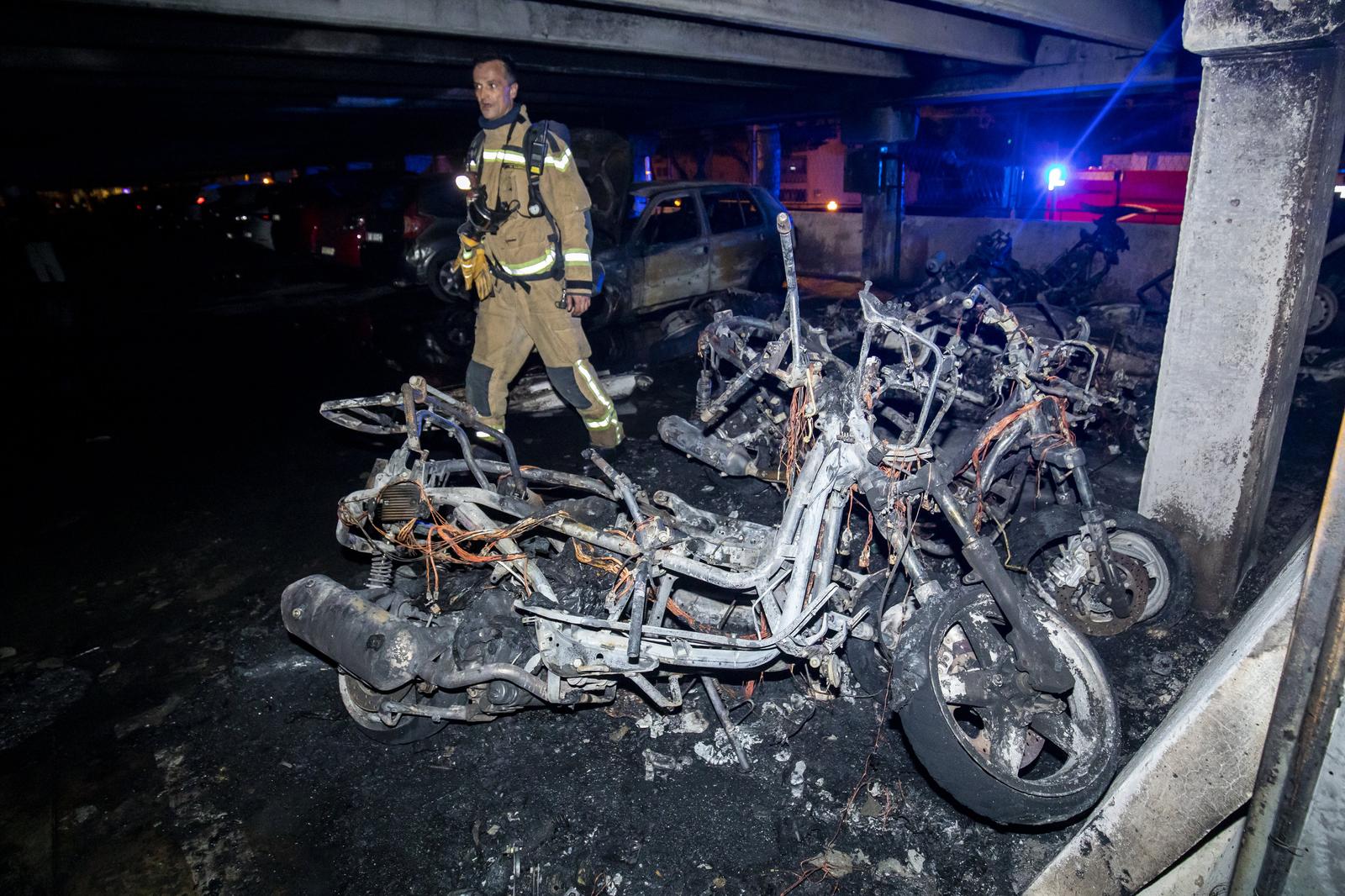 03.12.2021., Split - Malo prije ponoci planuo je pozar na donjoj etazi garaze na Pujankama gdje je izgorjelo nekoliko motora i automobila.