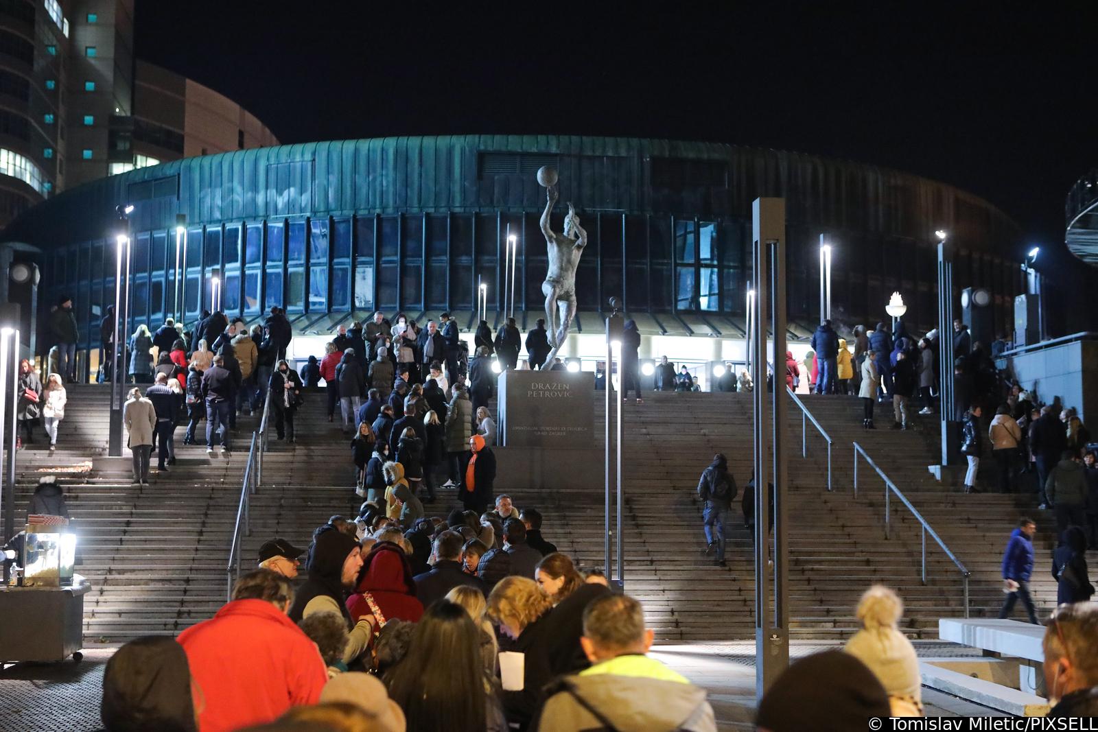 03.12.2021., Zagreb - Na koncertu klape Intrade u dvorani Drazen Petrovic zaprimljena je dojava o eksplozivnoj napravi te su posjetitelji iz sigurnosnih razloga morali napustiti dvoranu.