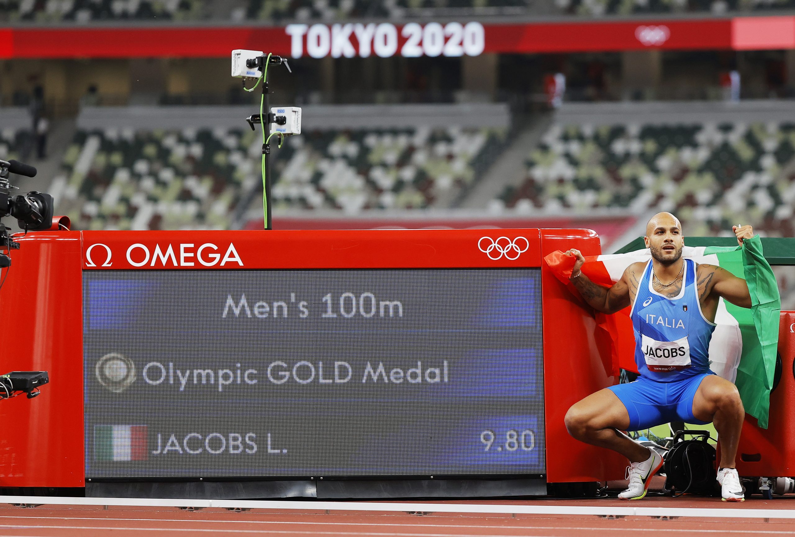 epa09385709 Lamont Marcell Jacobs of Italy celebrates winning the Men's 100m final at the Athletics events of the Tokyo 2020 Olympic Games at the Olympic Stadium in Tokyo, Japan, 01 August 2021.  EPA-EFE/VALDRIN XHEMAJ
