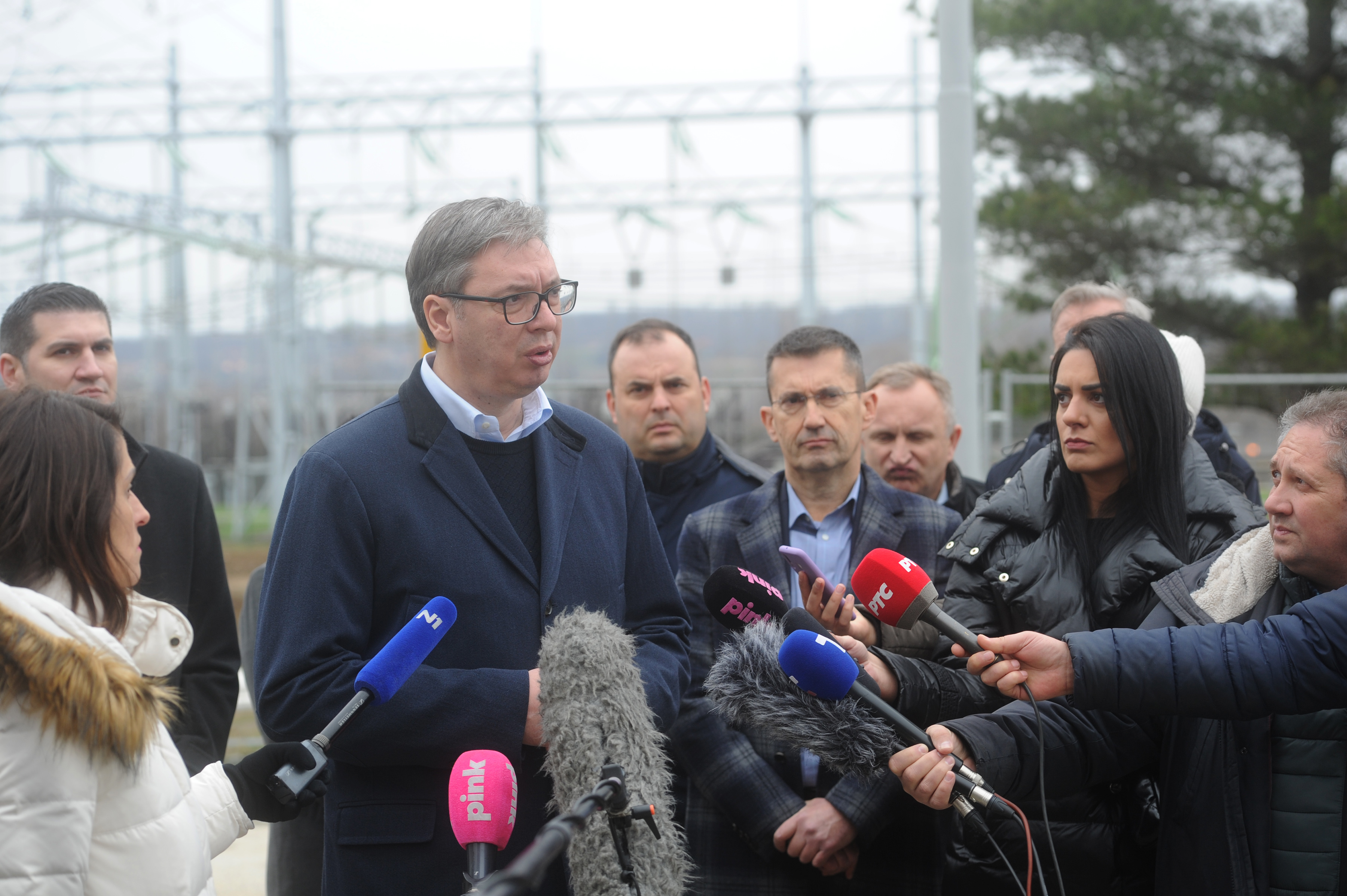 Kostolac, 19. decembra 2021 -  Predsednik Republike Srbije Aleksandar Vucic posetio je danas termoelektranu u Kostolcu.Na ulazu u termoelektranu Vucica su docekali rudari. FOTO TANJUG/ TARA RADOVANOVIC/ bs