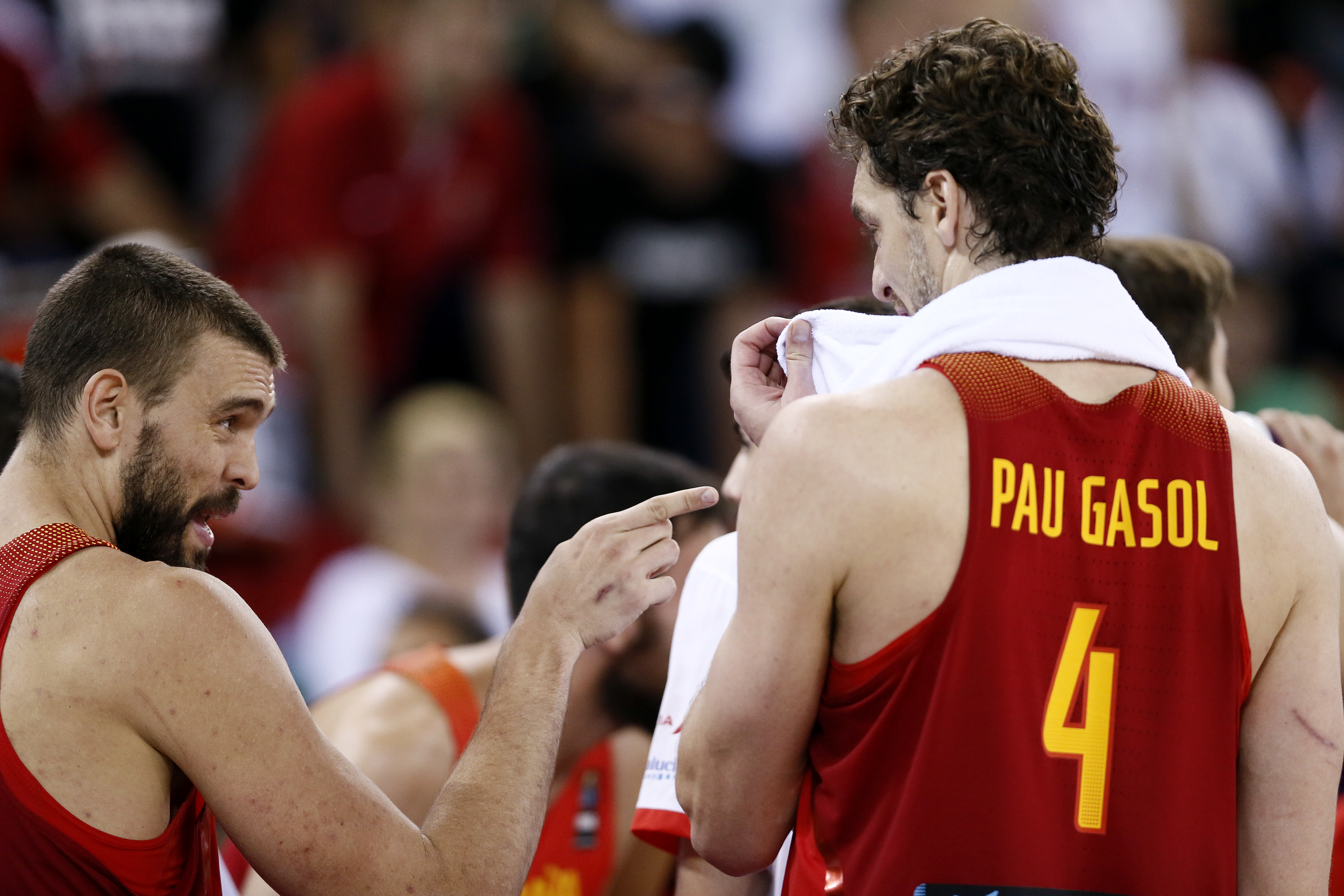 epa06190293 Marc Gasol of Spain (L) and Pau Gasol of Spain (R) chat during the EuroBasket 2017 group C match between Hungary and Spain, in Cluj Napoca, Romania, 07 September 2017.  EPA-EFE/ROBERT GHEMENT