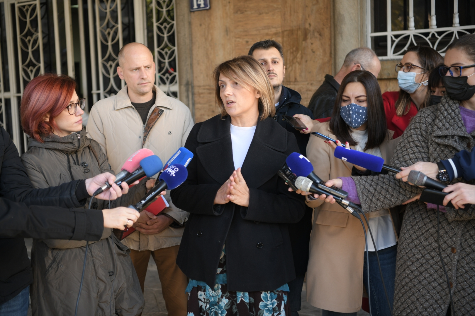 beograd 25 10 2021 ispred zgrade Narodne Skupštine, Dragan Đilas, predsednik Stranke slobode i pravde i Mila Popović, predsednica GrO Beograd Stranke slobode i pravde