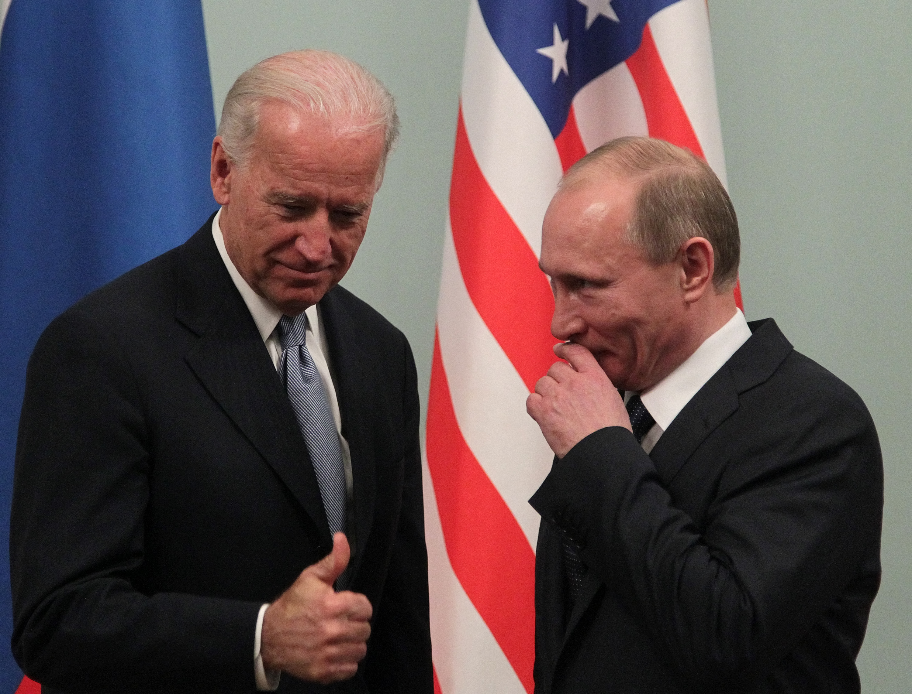 Džo Bajden, Vladimir Putin
epa02625241 U.S. Vice President Joe Biden (L) speaks with Russian Prime Minister Vladimir Putin (R) during their meeting in Moscow, Russia 10 March 2011. Joe Biden is on a three-day visit in Russia.  EPA/MAXIM SHIPENKOV